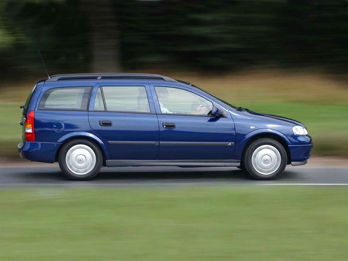 vauxhall_Astra_4_generation__Estate_5-door__8.jpg