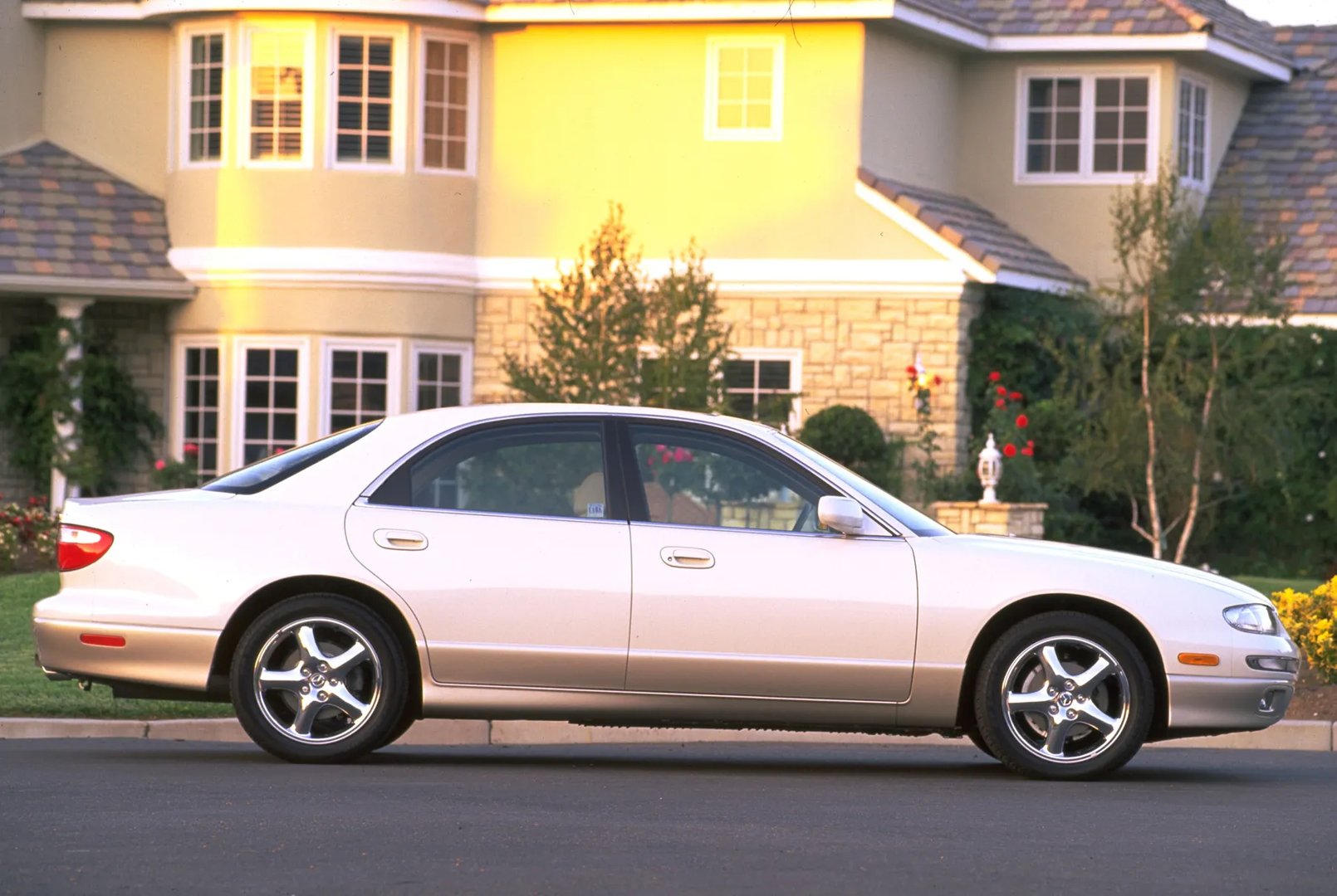 Mazda_Millenia_1_generation__Sedan__1.jpg