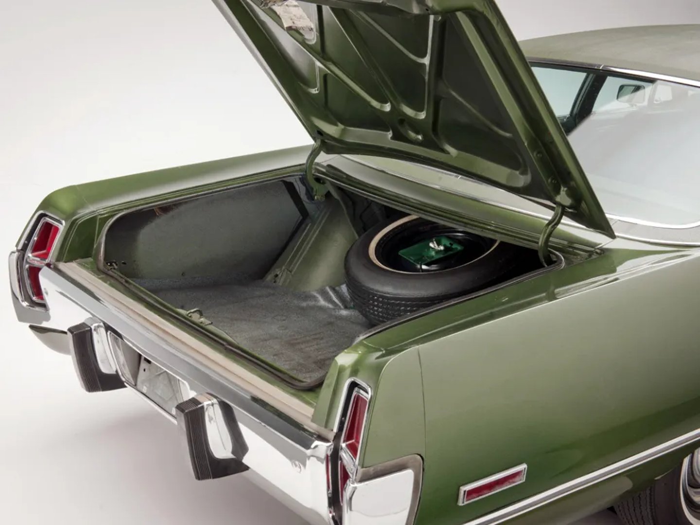 Chrysler_Newport_4_generation__Sedan__3.jpg
