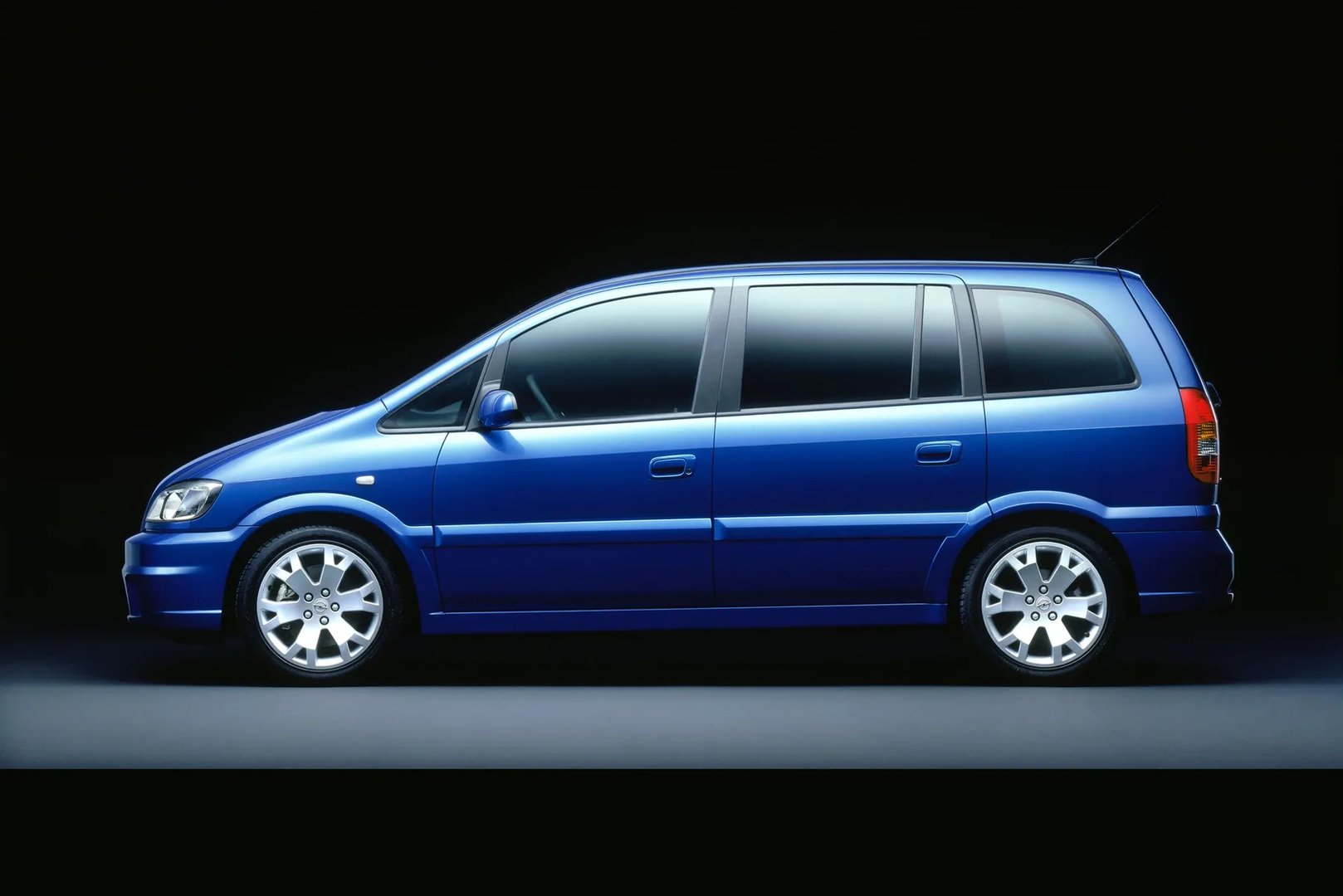 Opel_Zafira_OPC_1_generation__Compact_Van__3.jpg