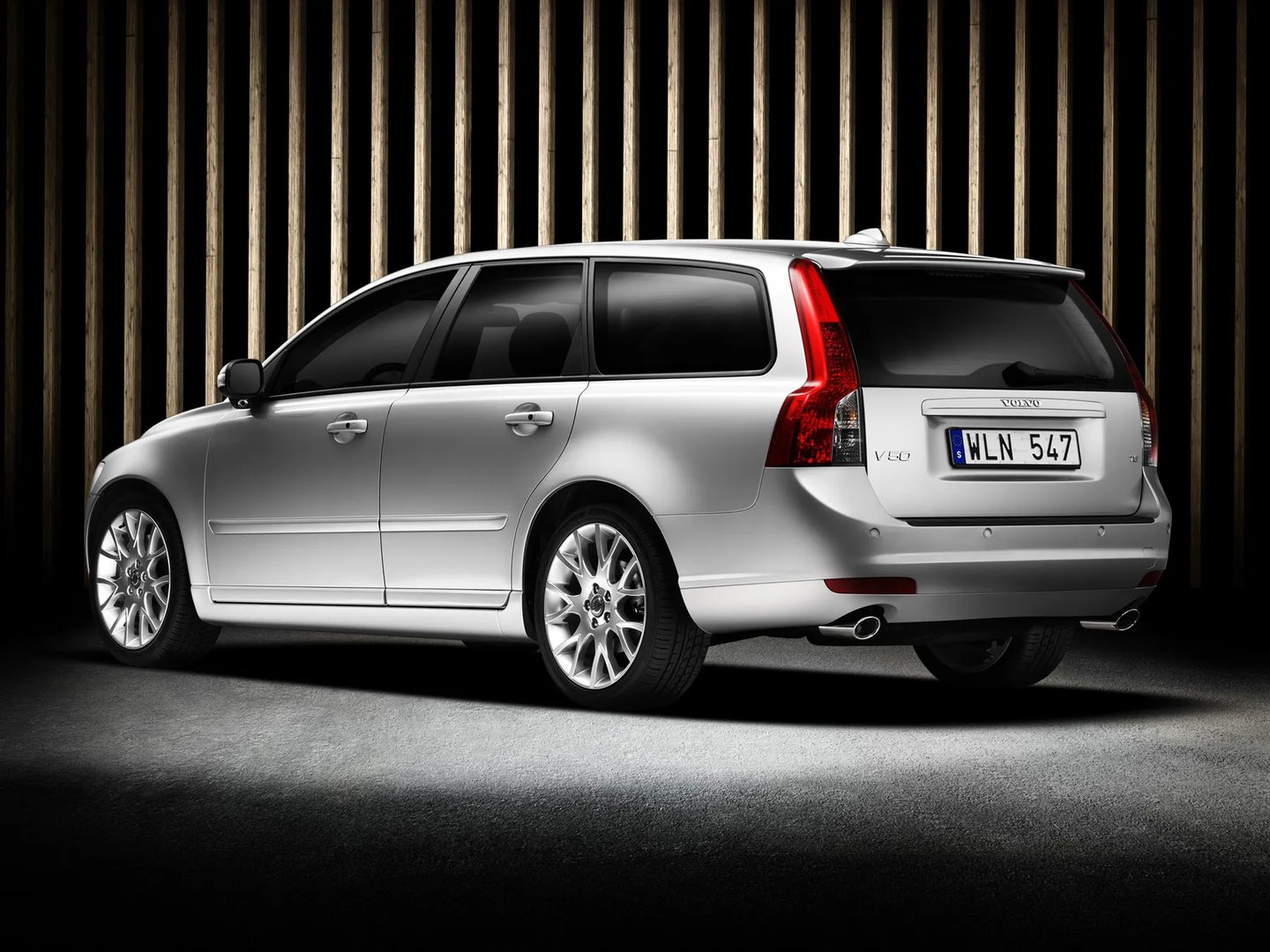 Volvo_V50_1_generation_restyling__Estate_5-door__3.jpg