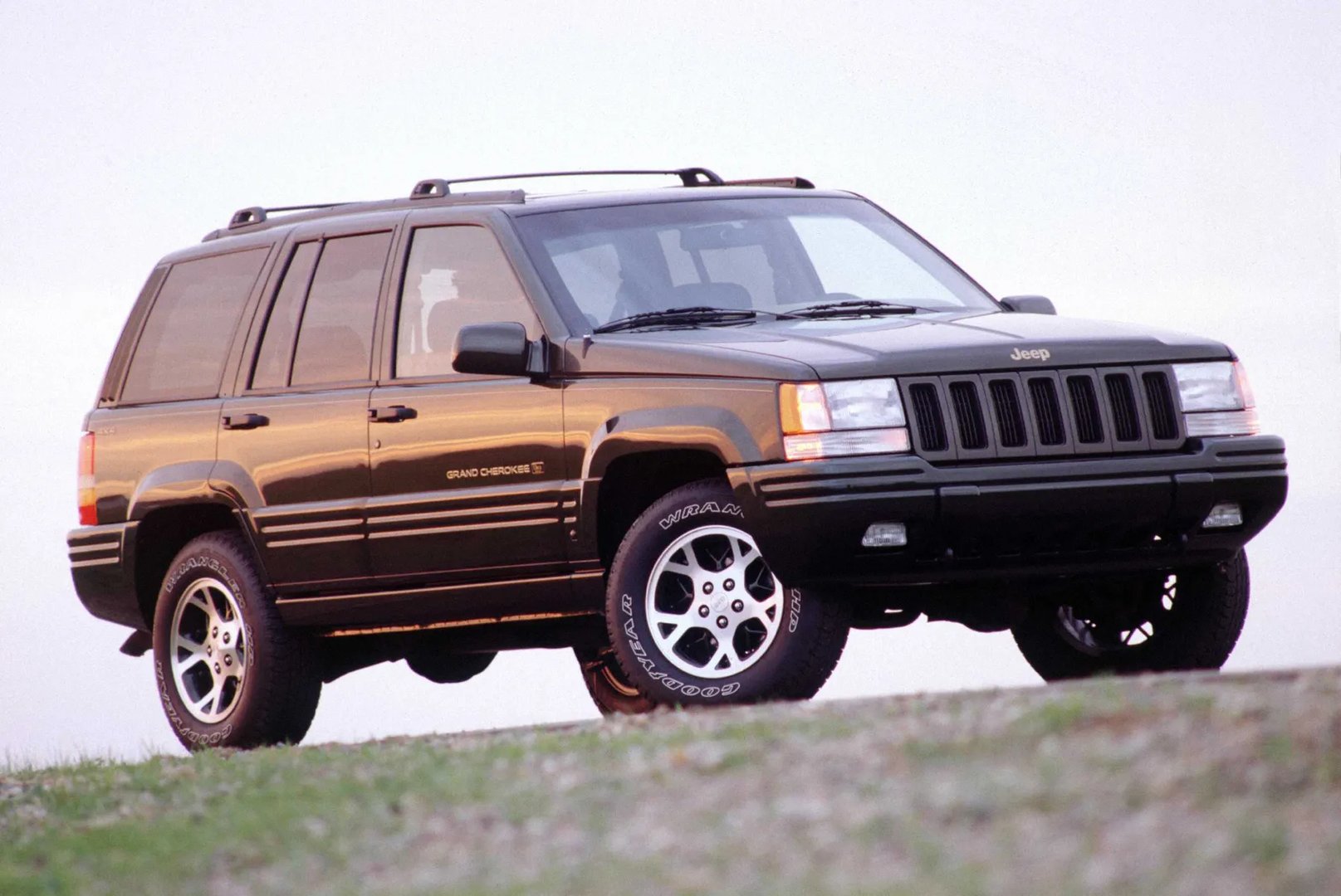 Jeep_Grand_Cherokee_1_generation_restyling__SUV_5-doors__3.jpg