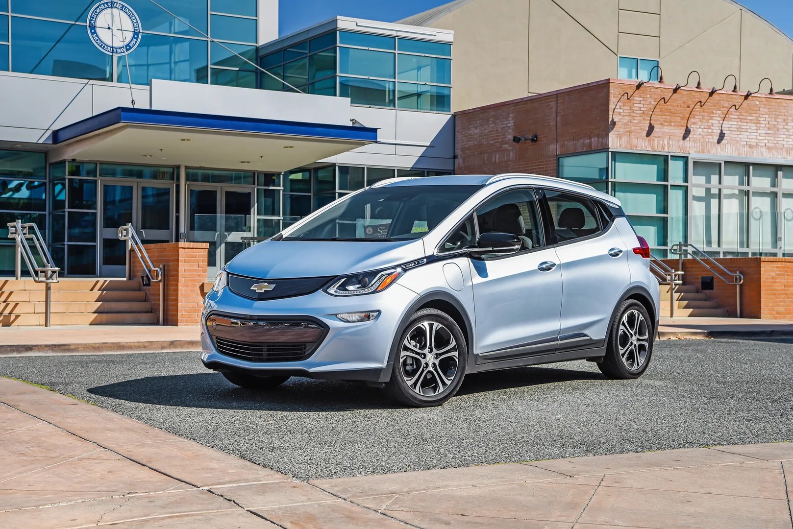 Chevrolet_Bolt_1_generation__Hatchback_5-door__1.jpg