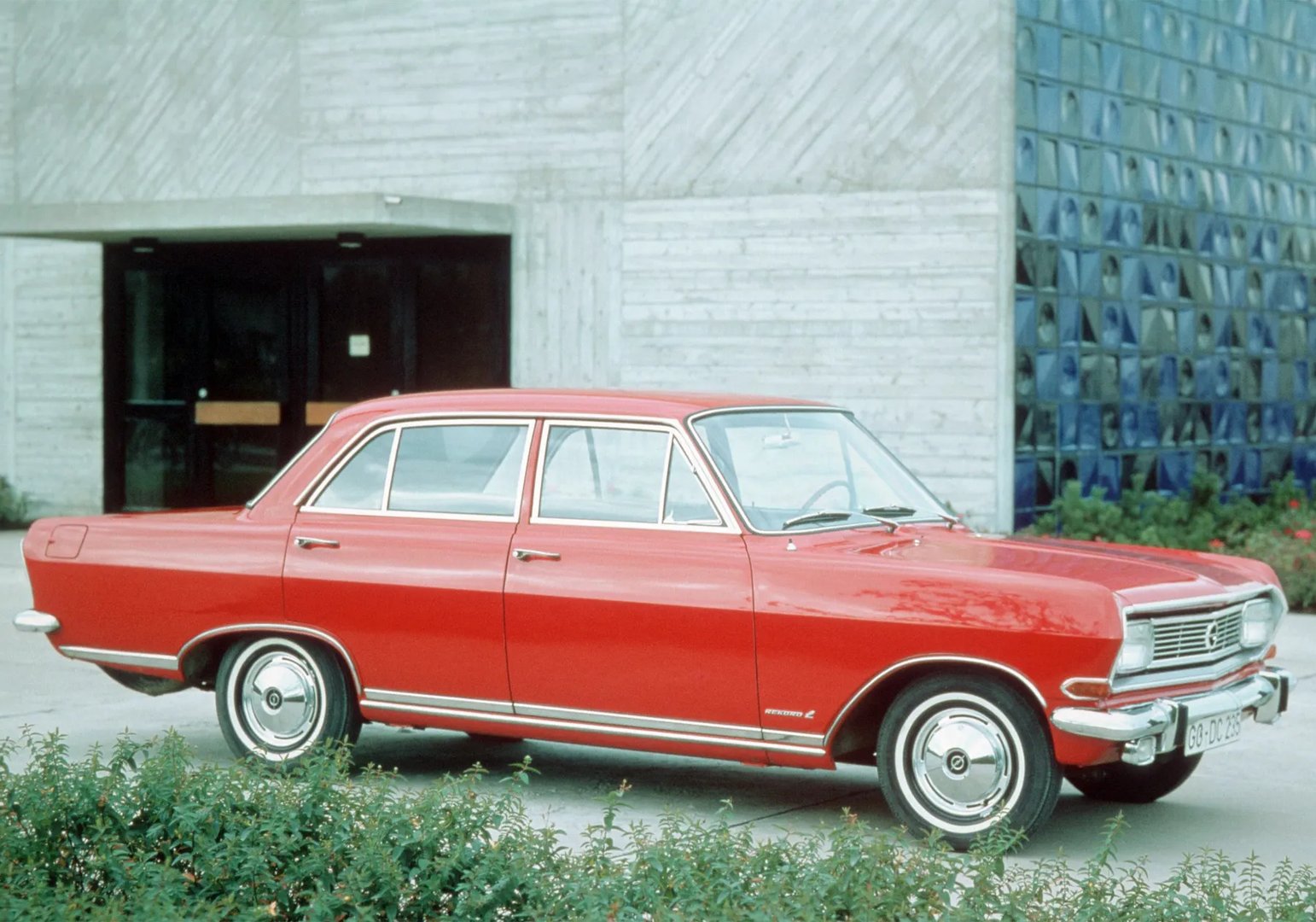 Opel_Rekord_2_generation__Sedan__3.jpg