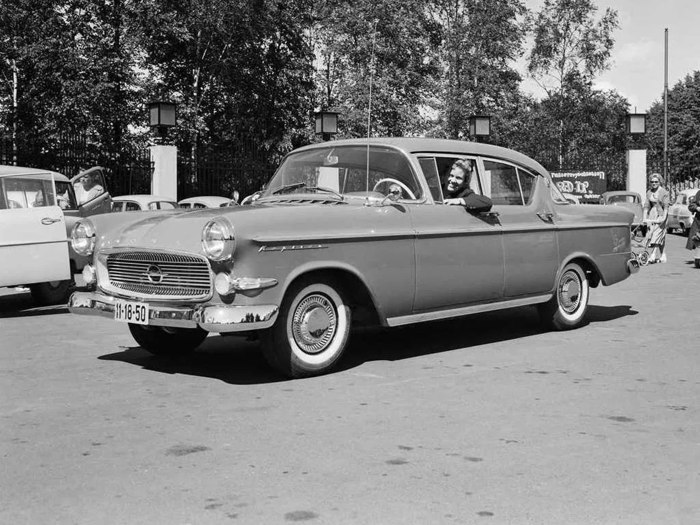 Opel_Kapitan_3_generation__Sedan__5.jpg