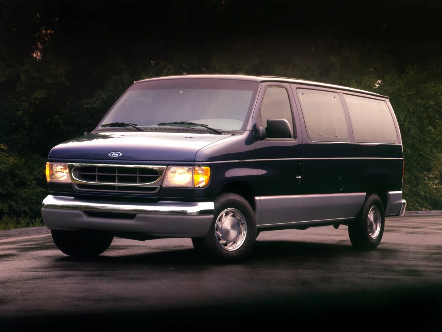 Ford_Econoline_4_generation__Minivan__2.jpg