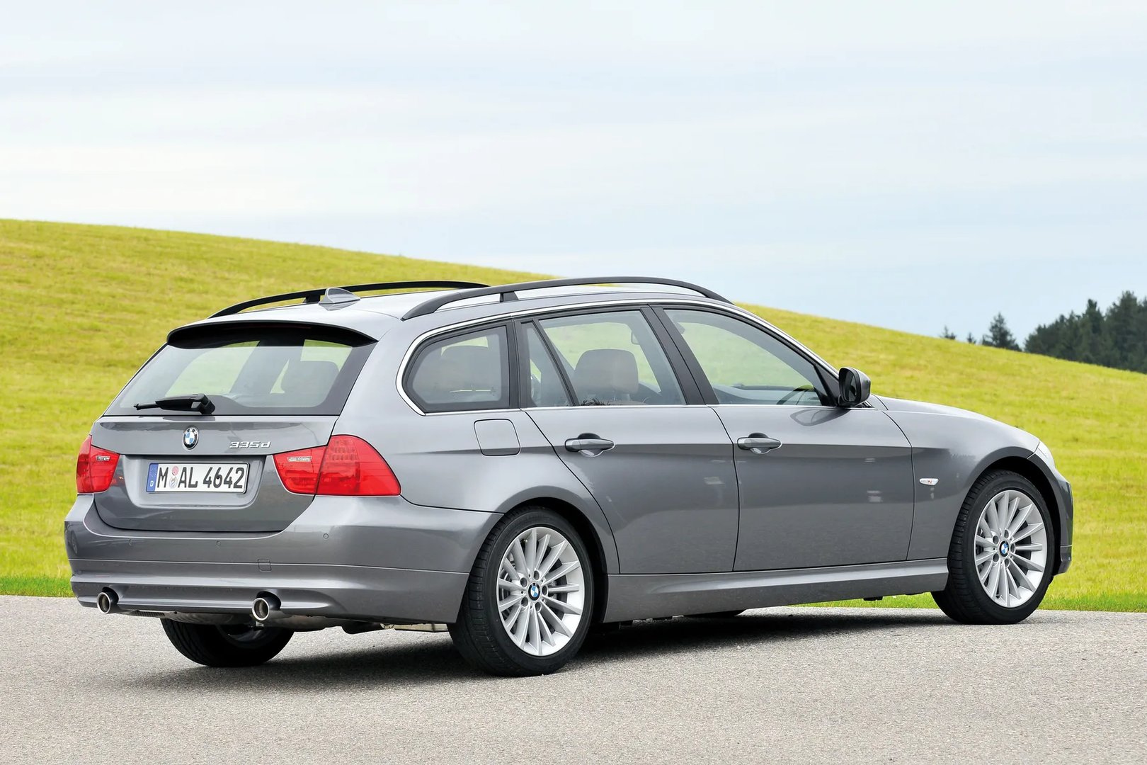 BMW_3_series_5_generation_restyling__Estate_5-door__2.jpg