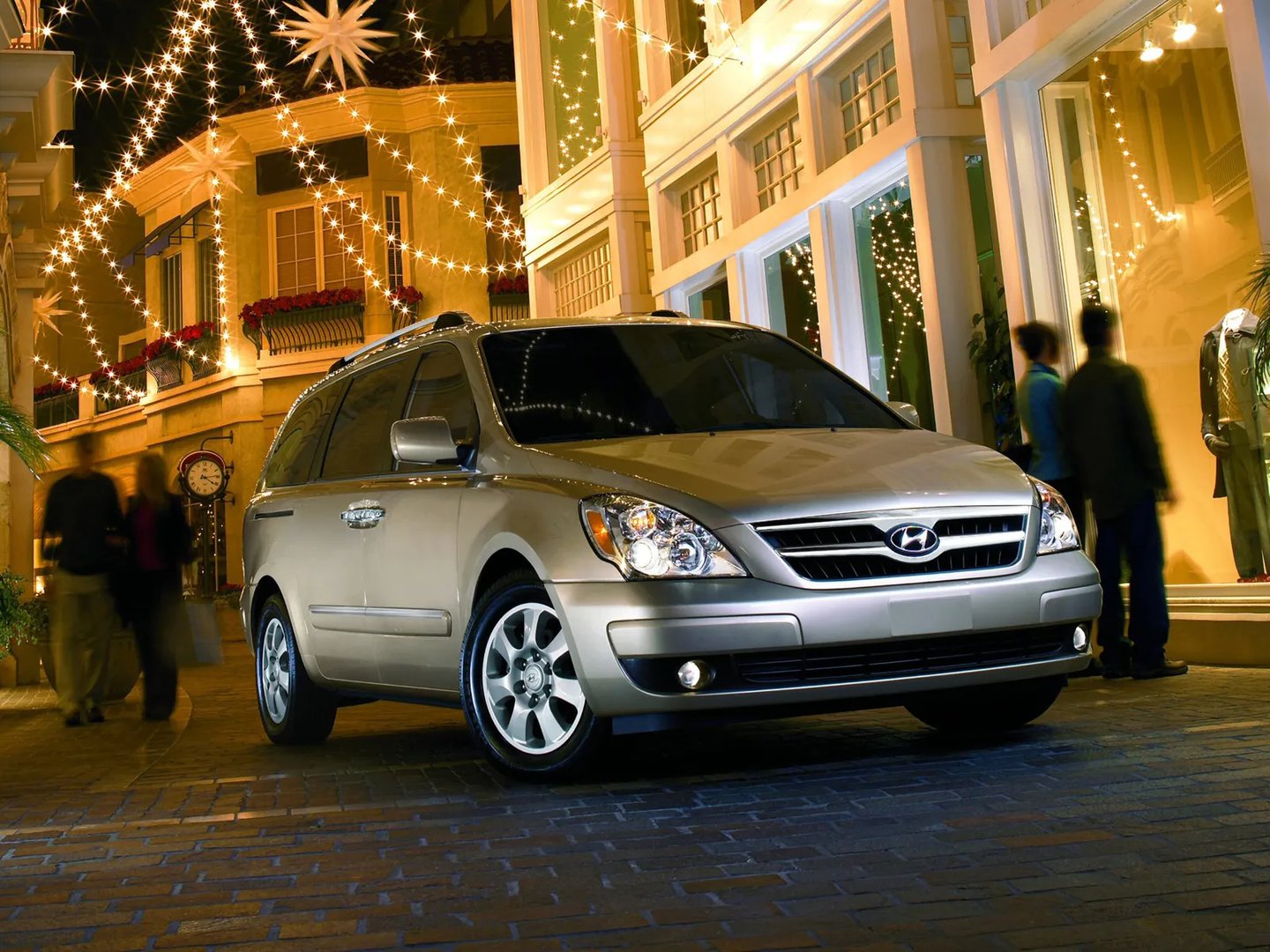 Hyundai_Entourage_1_generation__Minivan__9.jpg