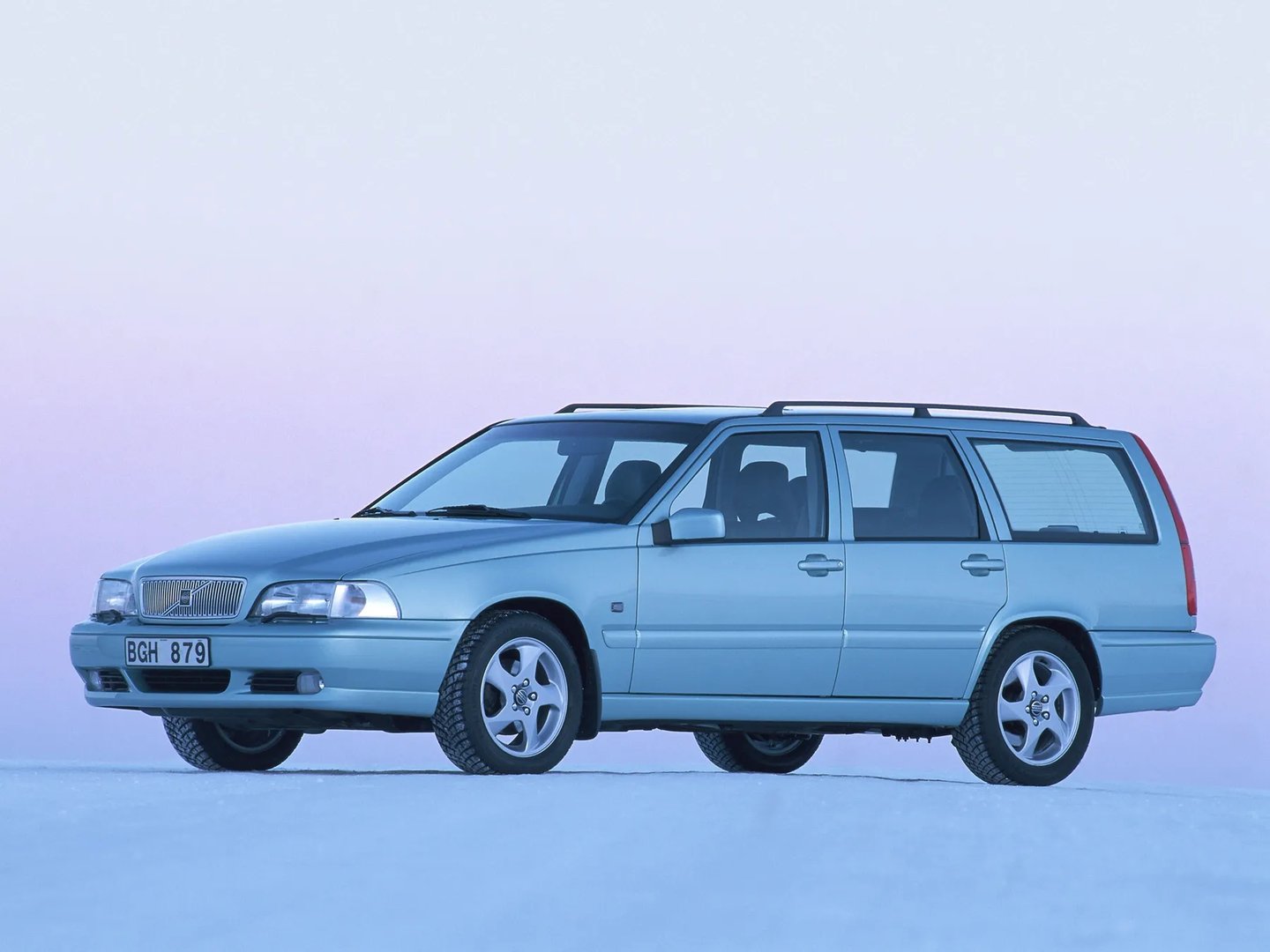 Volvo_V70_1_generation__Estate_5-door__2.jpg