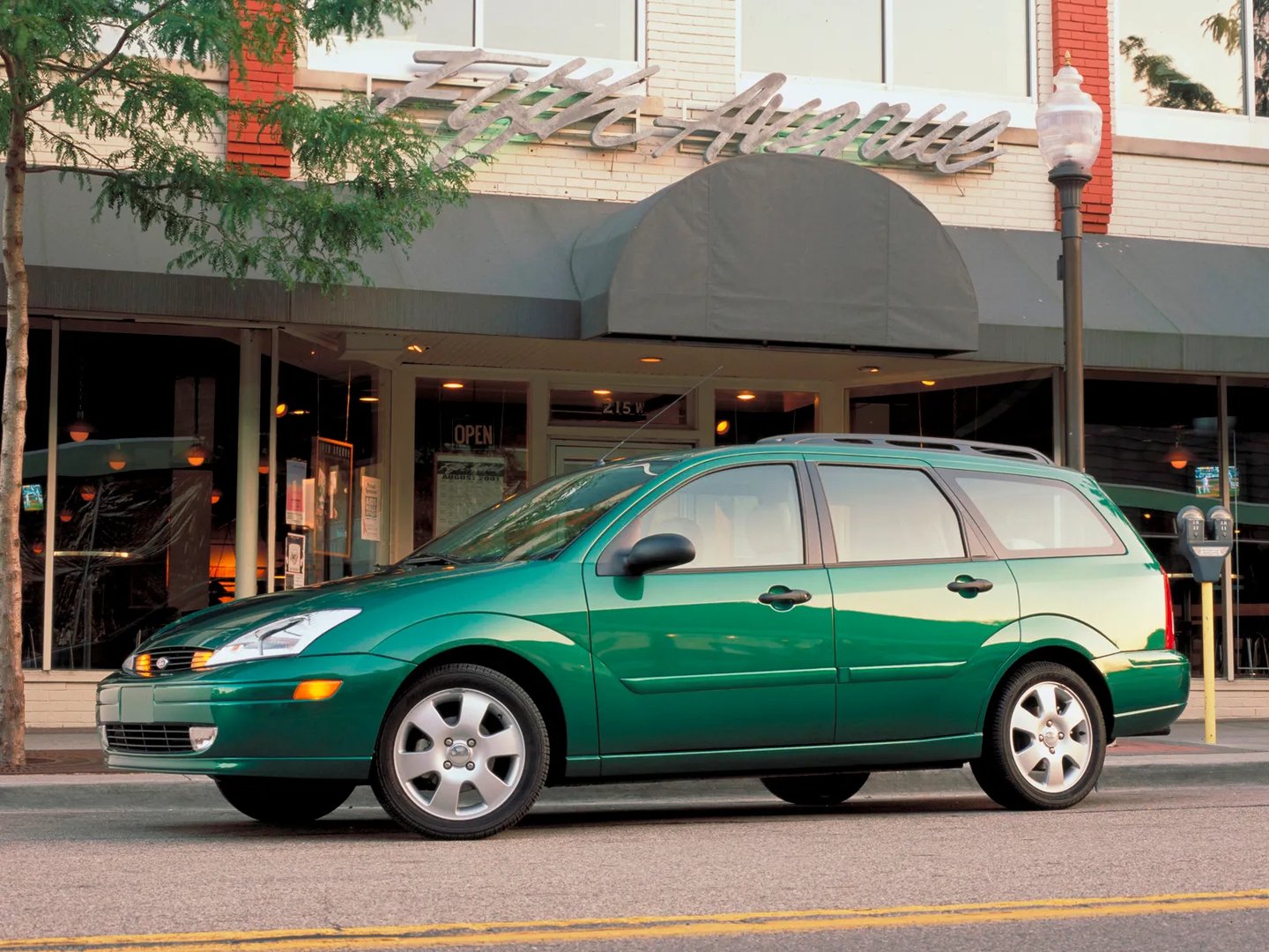 Ford_Focus_(North_America)_1_generation__Estate_5-door__4.jpg
