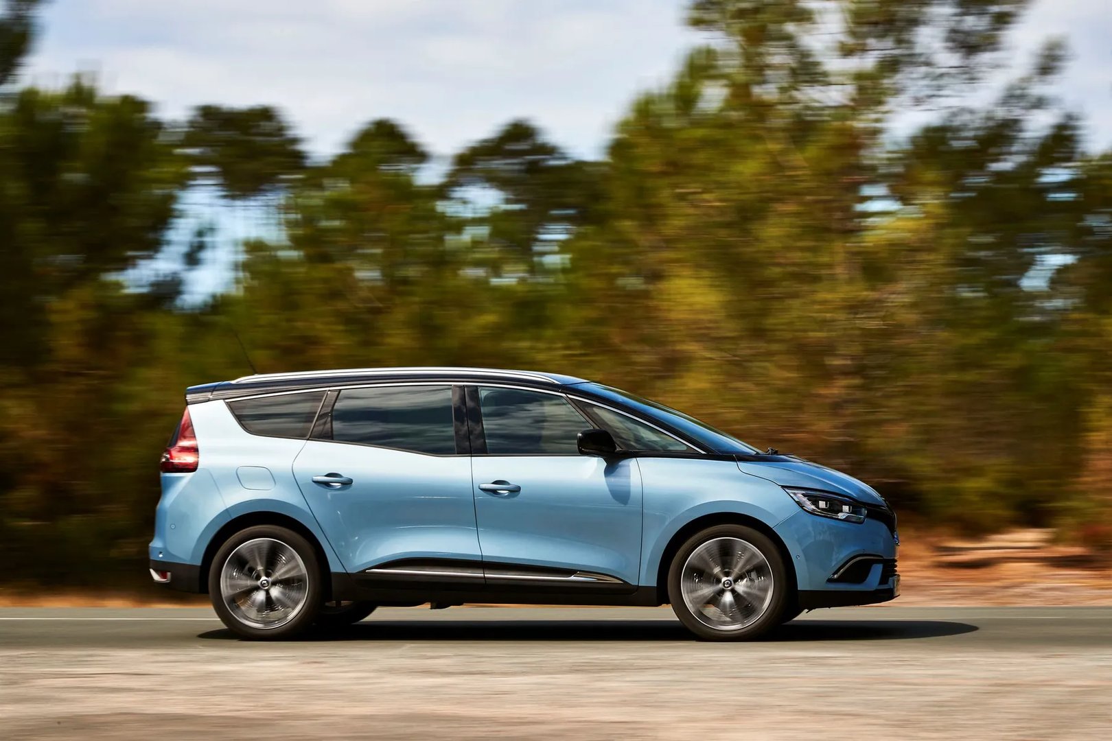 Renault_Grand_Scenic_4_generation__Compact_Van__7.jpg