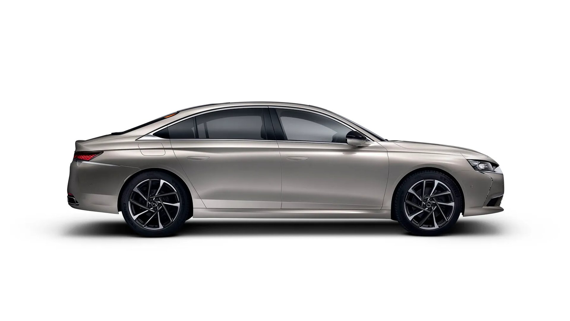 DS_9_1_generation__Sedan__4.jpg