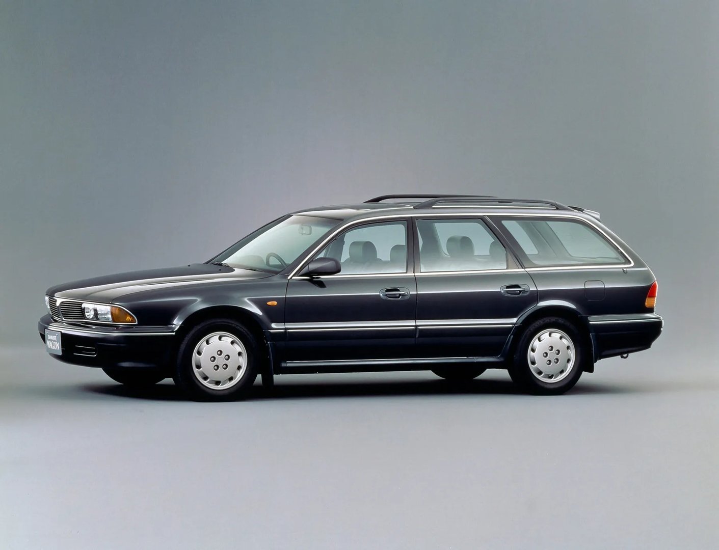 Mitsubishi_Diamante_1_generation__Estate_5-door__1.jpg