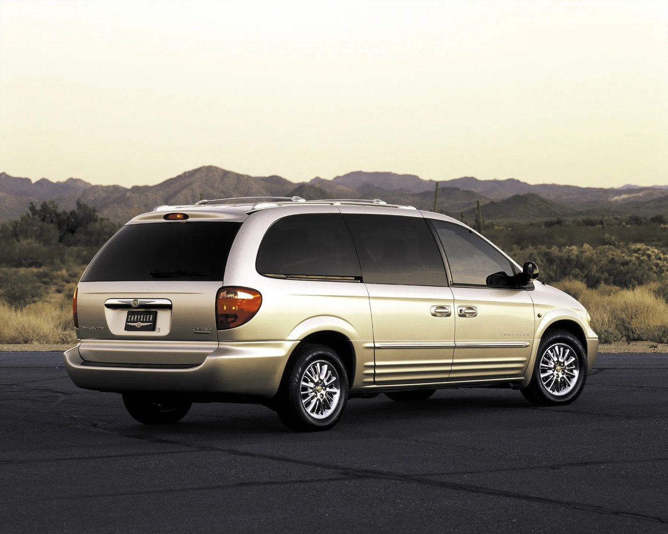 Chrysler_Town_&amp;_Country_4_generation__Minivan__1.jpg