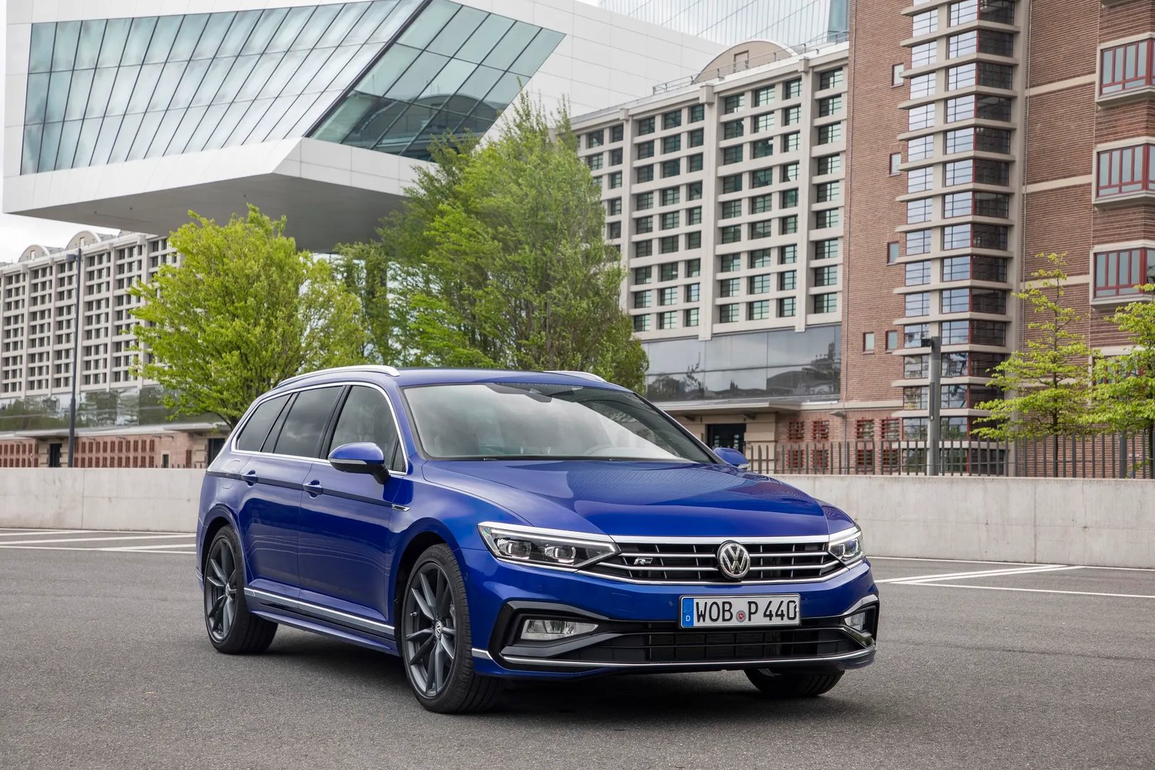 Volkswagen_Passat_8_generation_restyling__Estate_5-door__9.jpg