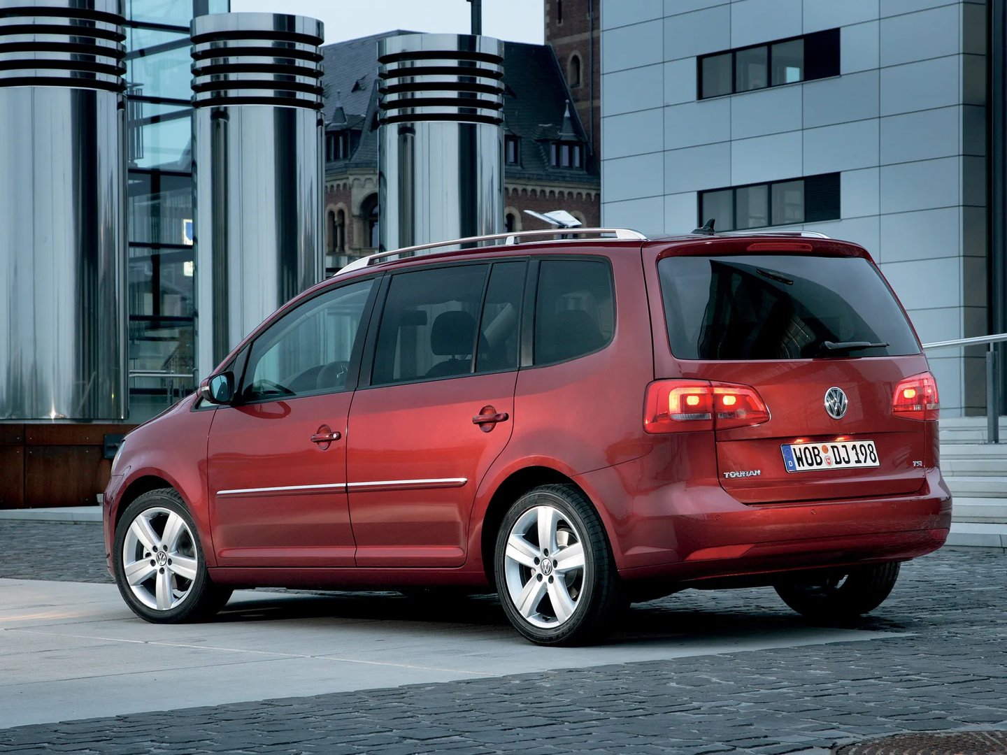 Volkswagen_Touran_2_generation__Compact_Van__11.jpg