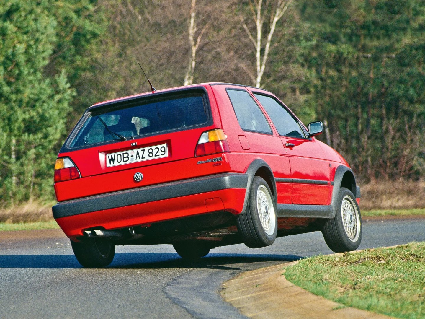 Volkswagen_Golf_GTI_2_generation__Hatchback_3-door__3.jpg