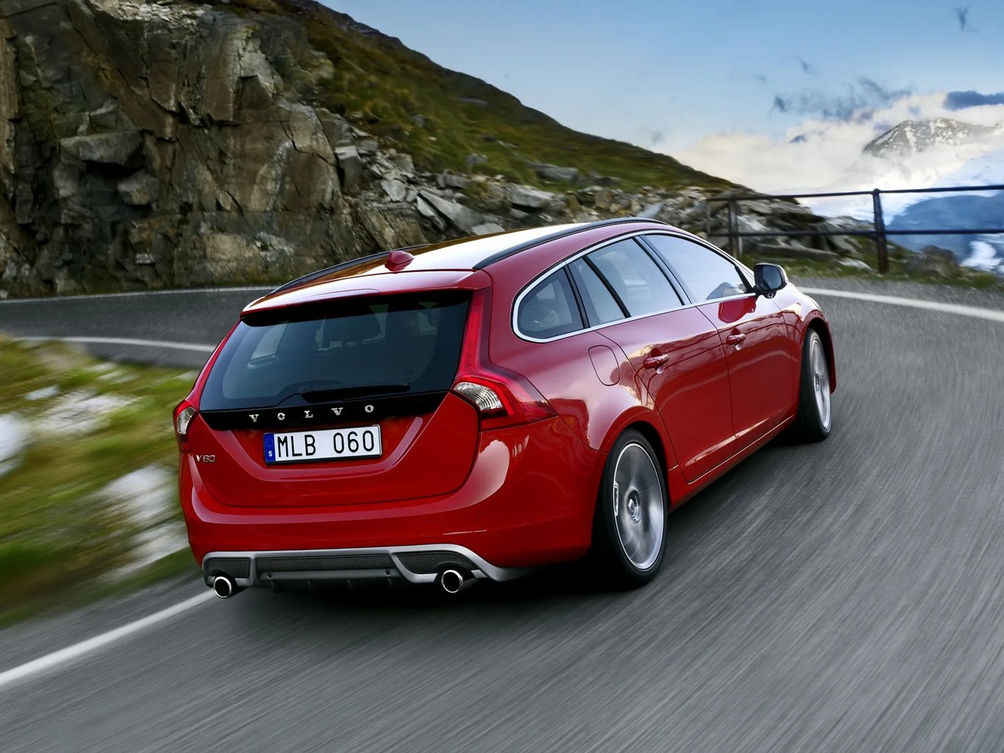 Volvo_V60_1_generation__Estate_5-door__9.jpg