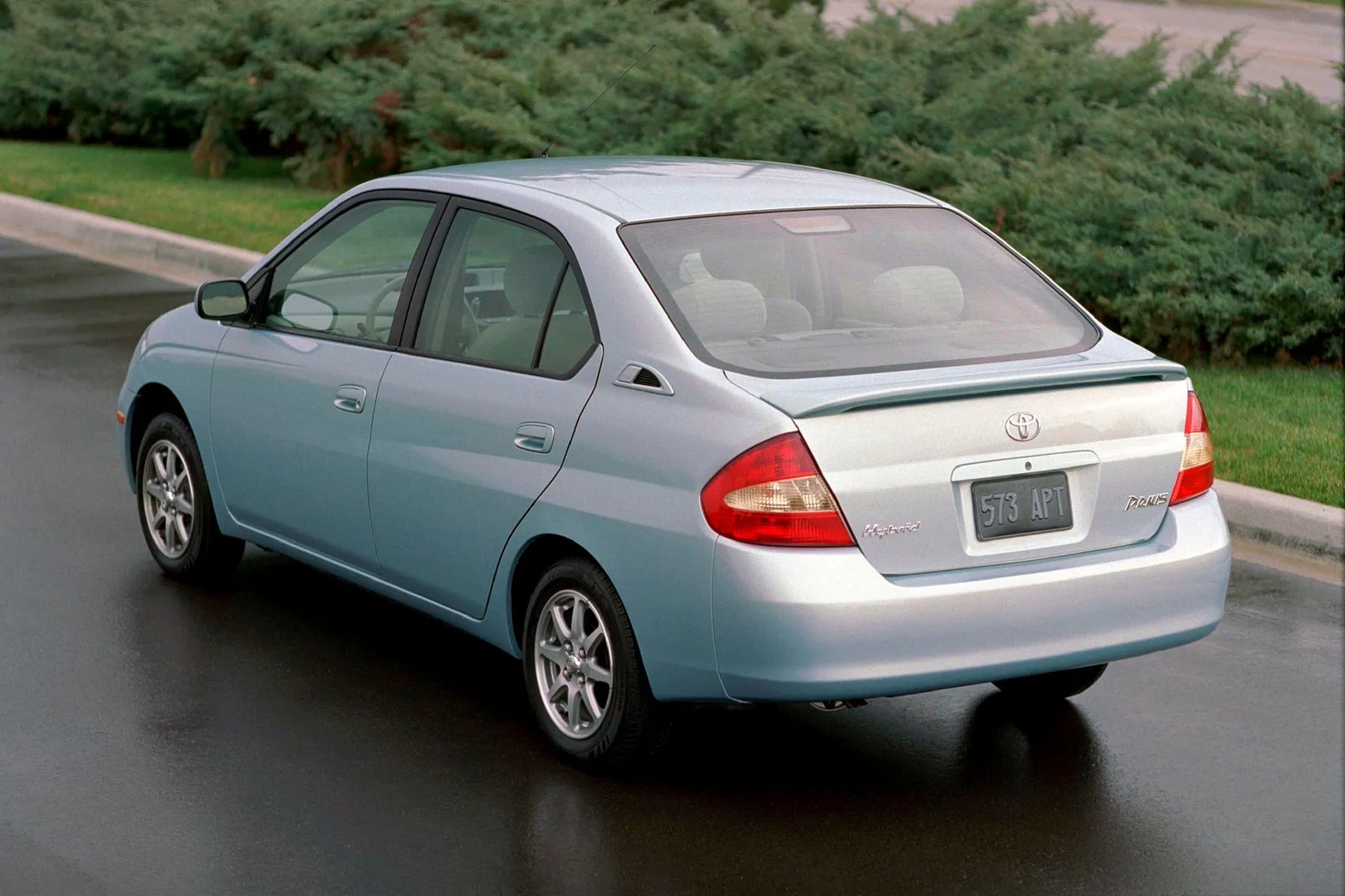 Toyota_Prius_1_generation_restyling__Sedan__9.jpg