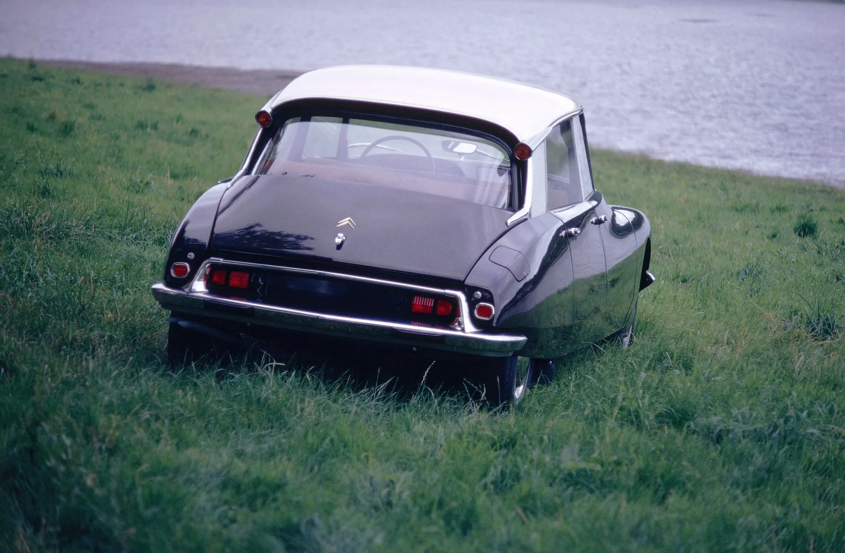 Citroen_DS_1_generation_restyling_2__Sedan__7.jpg