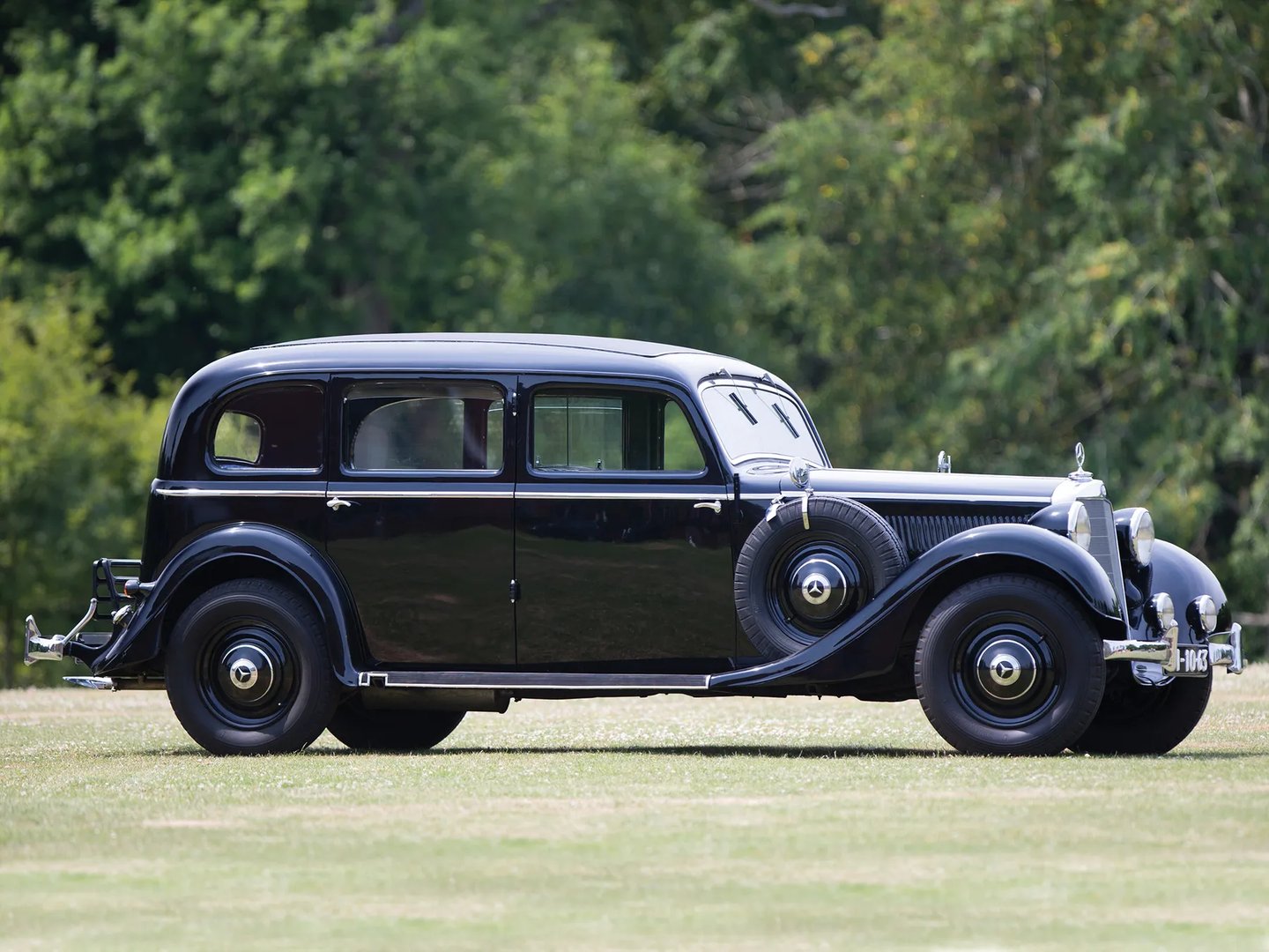 Mercedes_W142_1_generation__Limousine__6.jpg