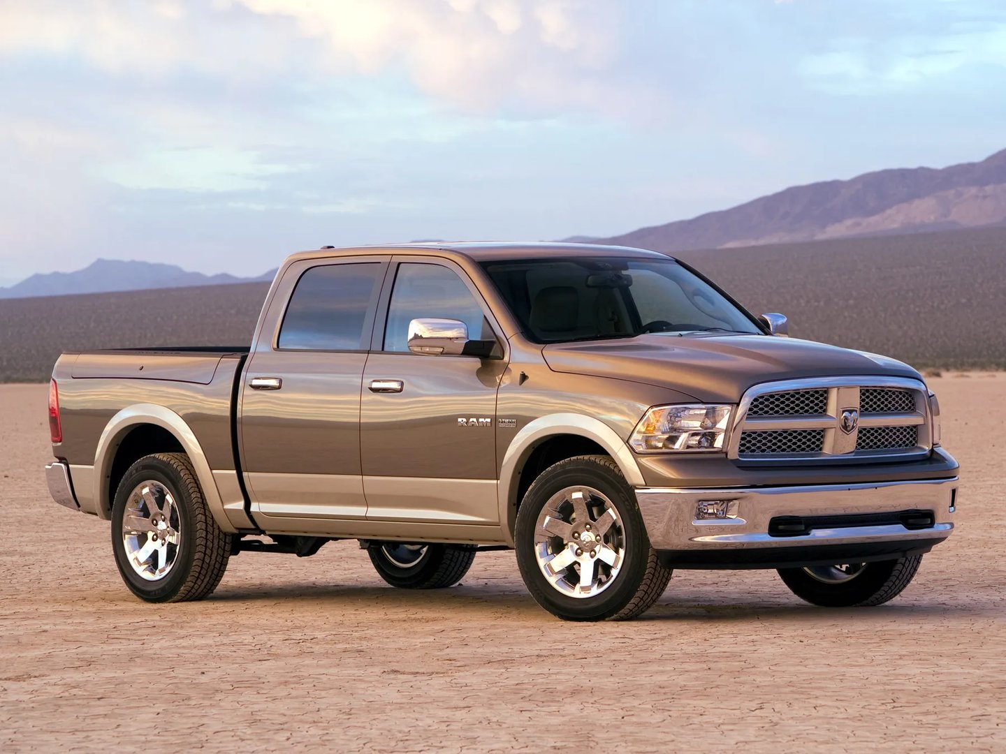 Dodge_RAM_4_generation__Pickup_double-cab__8.jpg