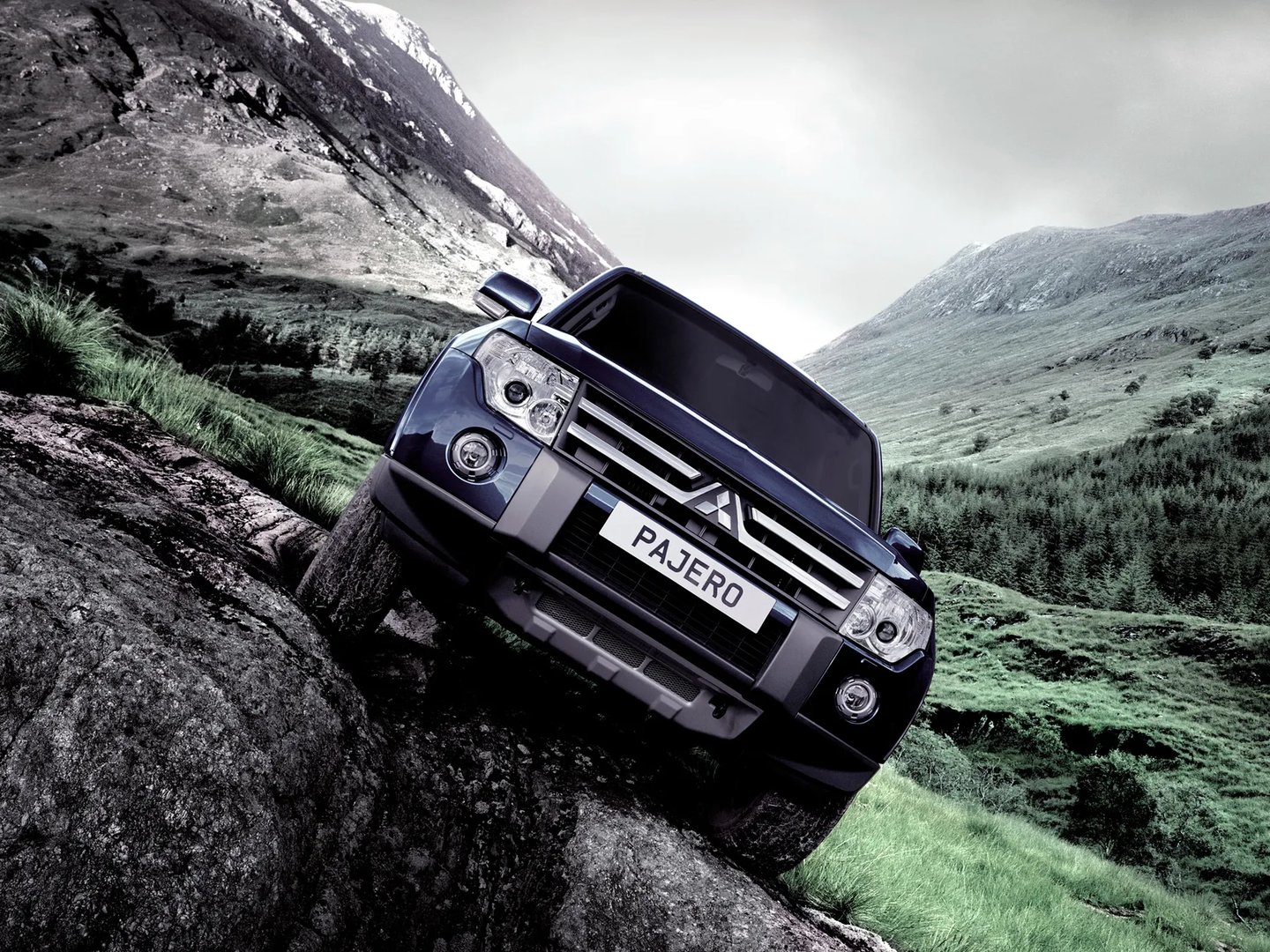 Mitsubishi_Pajero_4_generation__SUV_5-doors__11.jpg
