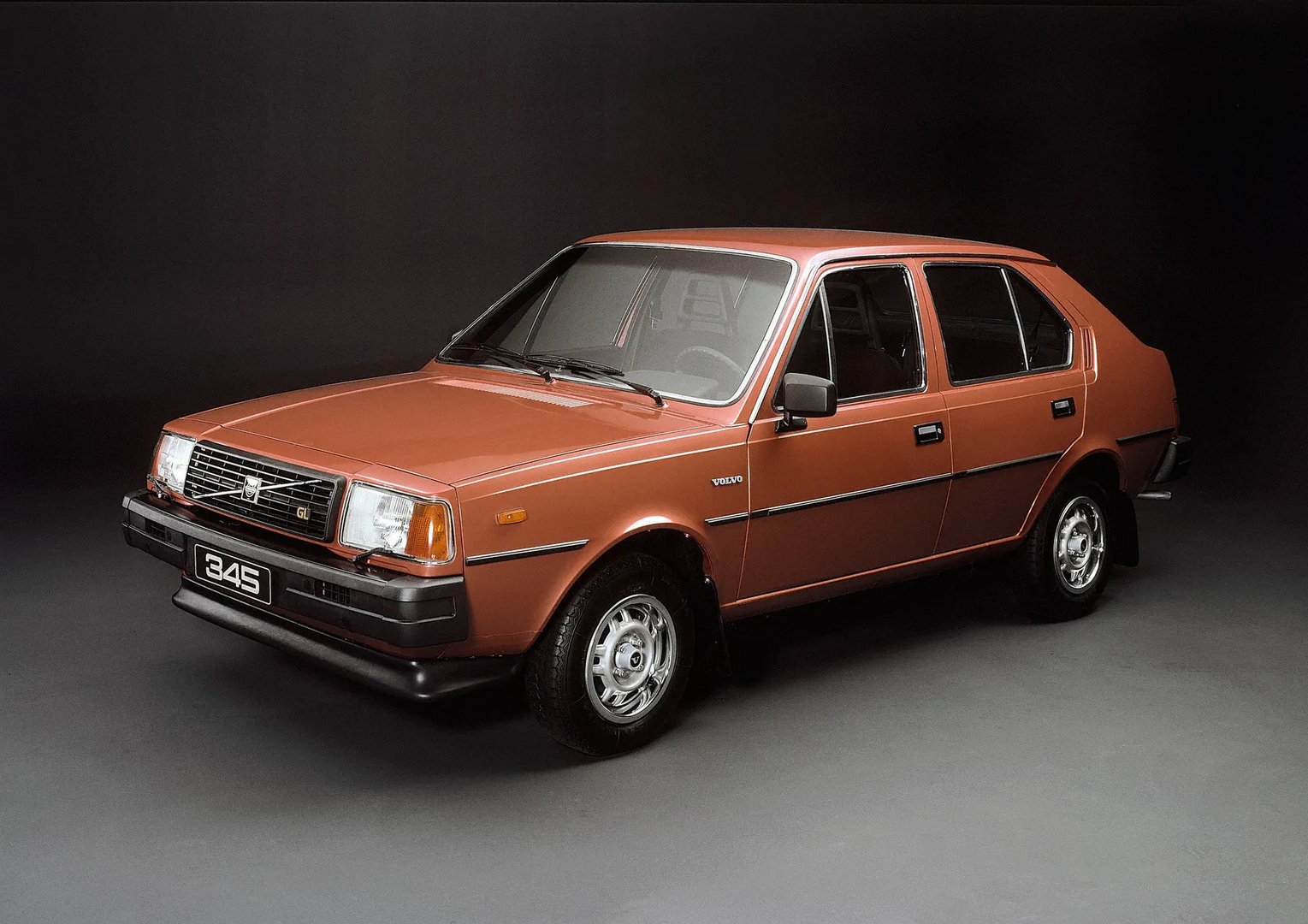 Volvo_300_Series_1_generation__Hatchback_5-door__1.jpg