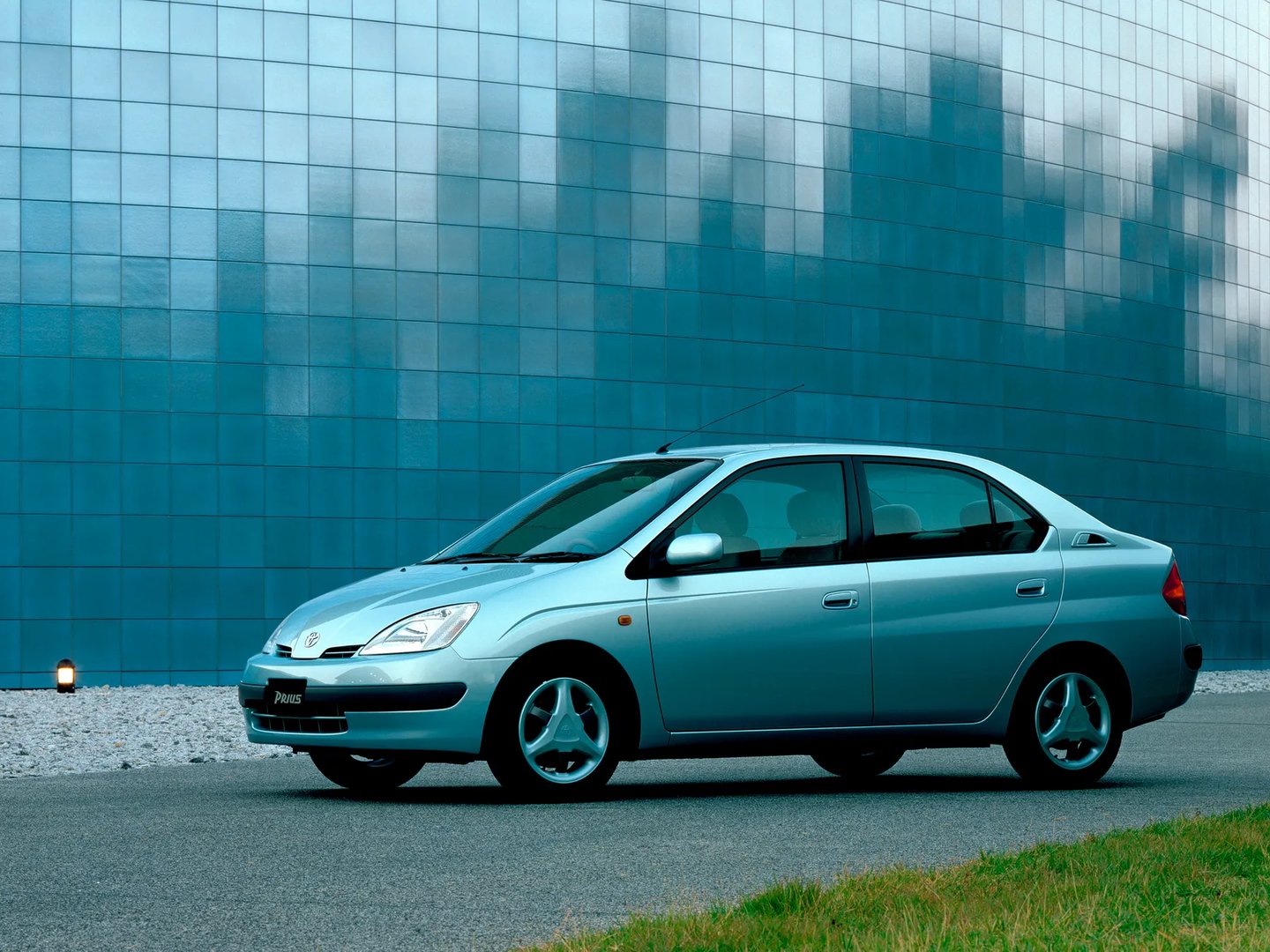 Toyota_Prius_1_generation__Sedan__1.jpg