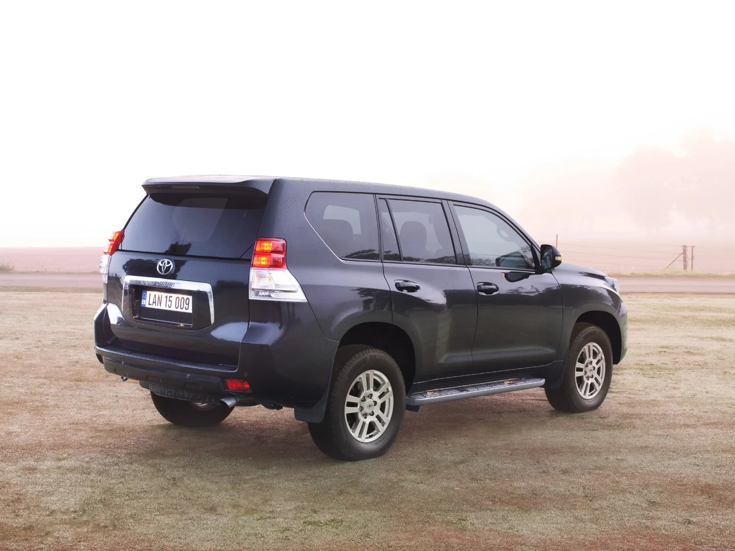 Toyota_Land_Cruiser_4_generation__SUV_5-doors__9.jpg