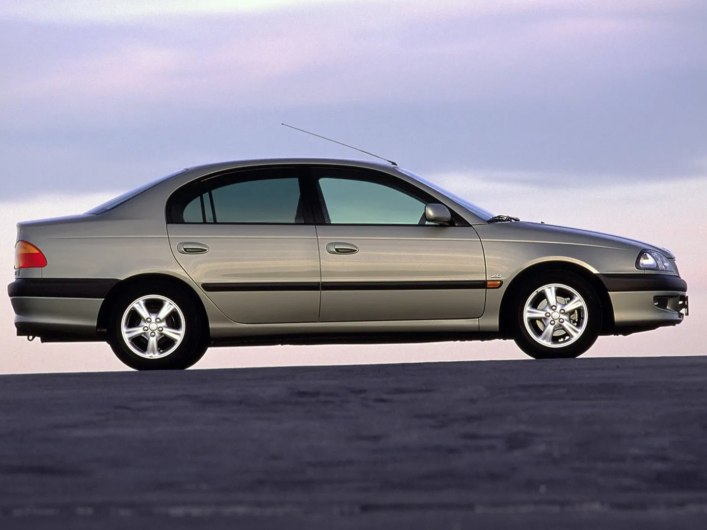 Toyota_Avensis_1_generation__Sedan__3.jpg