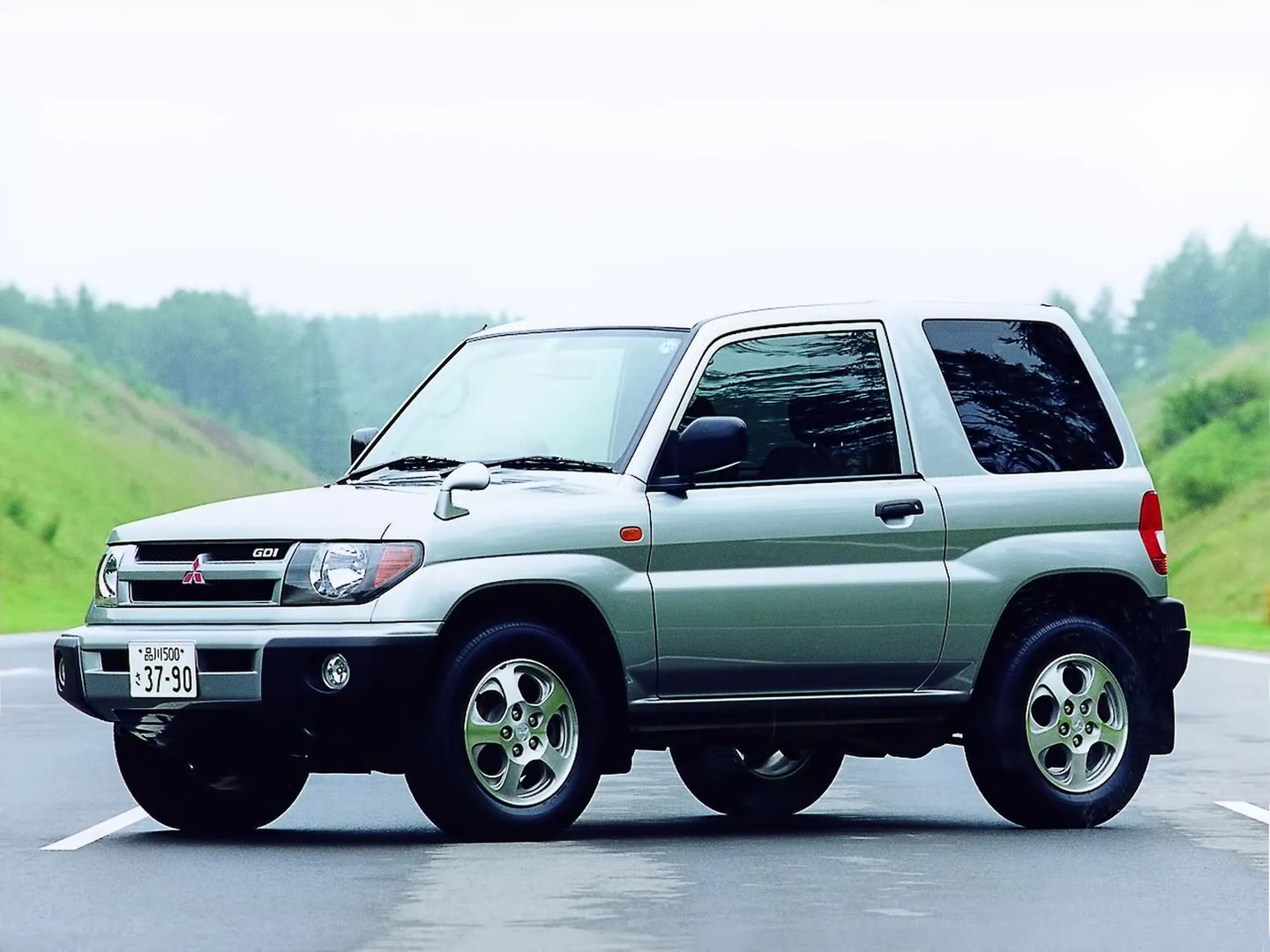 Mitsubishi_Pajero_iO_1_generation__SUV_3-doors__2.jpg