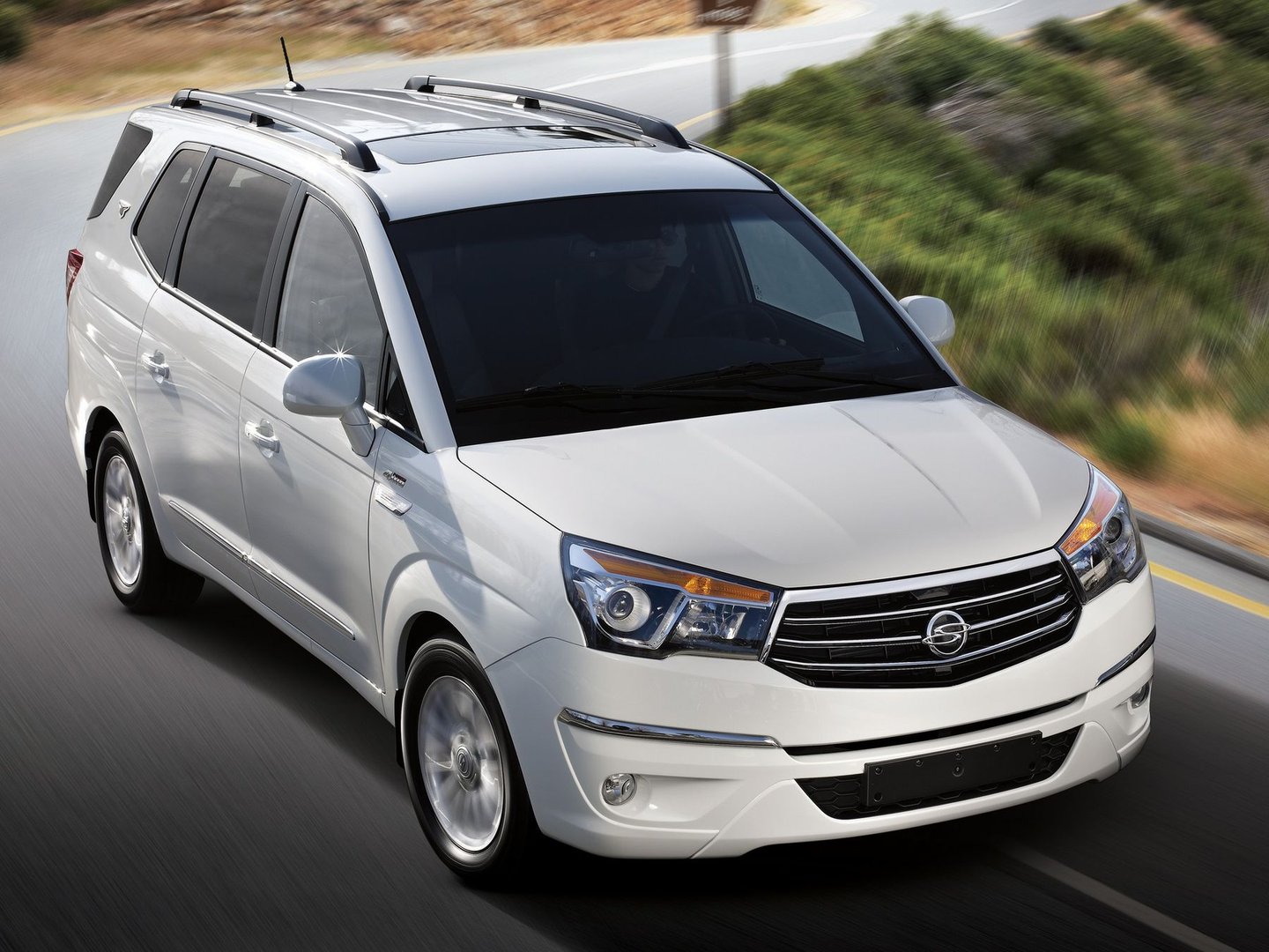 ssangyong_Korando_Turismo_1_generation__Minivan__10.jpg