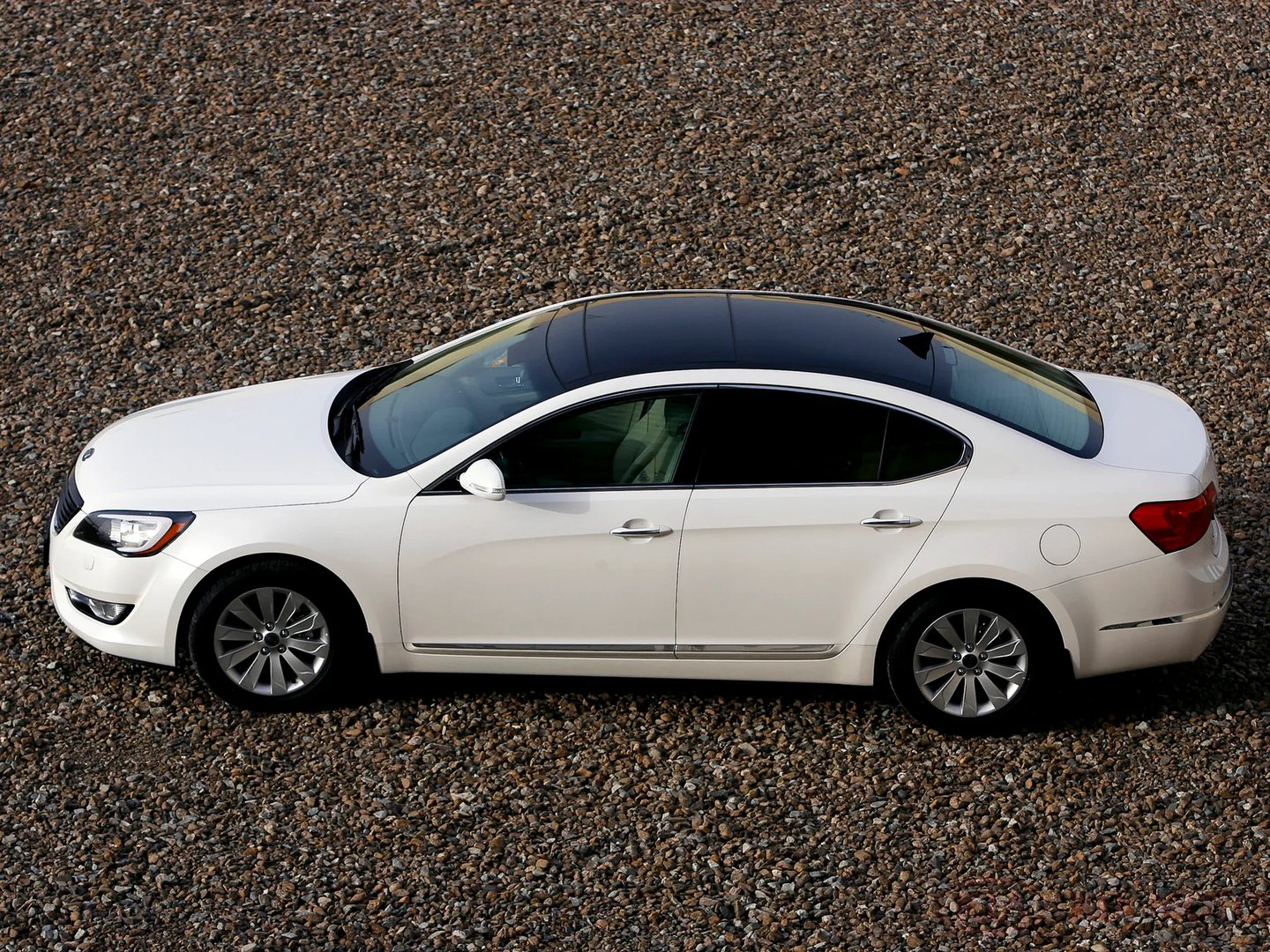 Kia_Cadenza_1_generation__Sedan__4.jpg