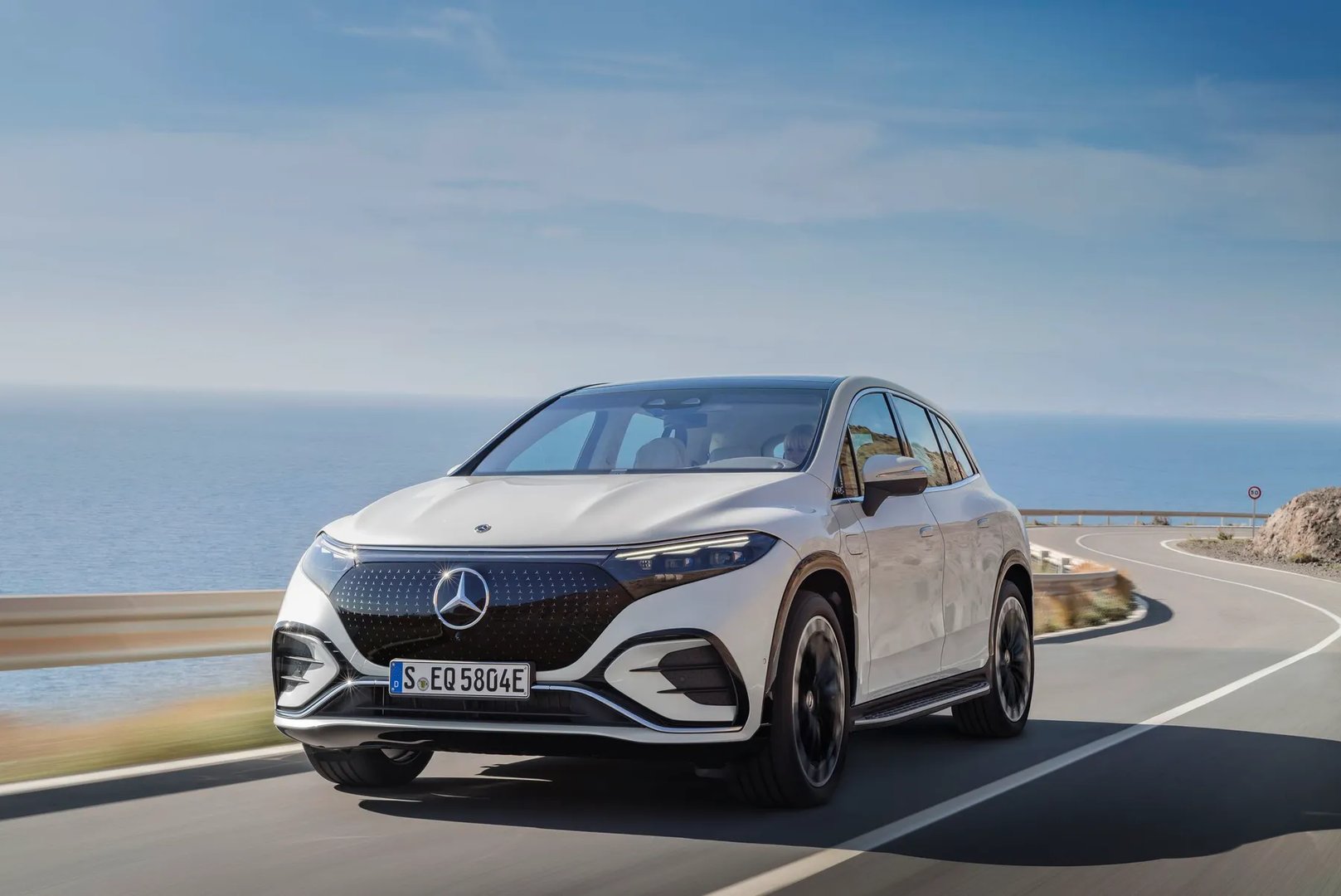 Mercedes_EQS_SUV_1_generation__SUV_5-doors__4.jpg