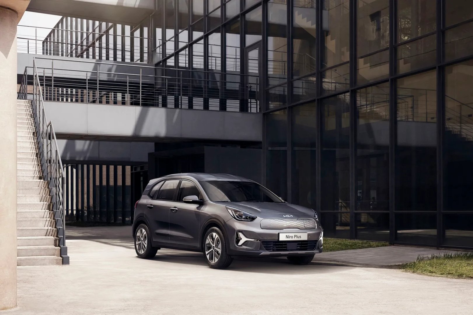 Kia_Niro_Plus_1_generation__SUV_5-doors__2.jpg