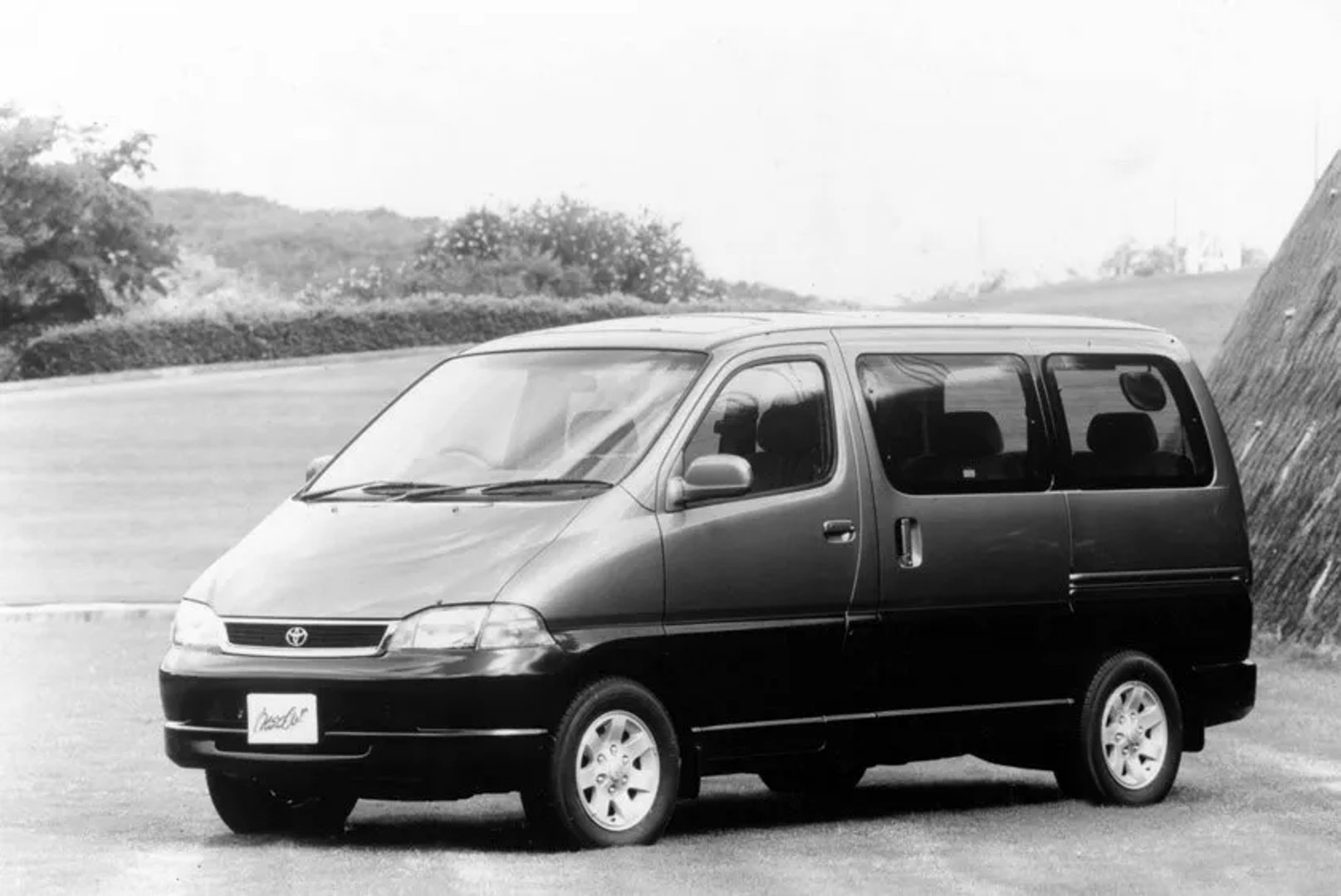 Toyota_Granvia_1_generation__Minivan__9.jpg