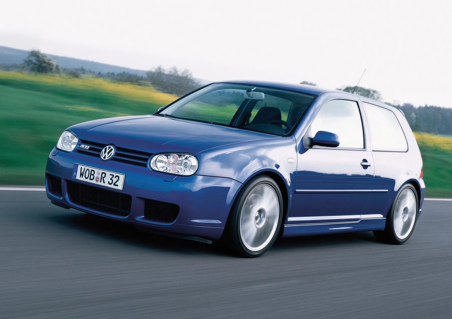 Volkswagen_Golf_R32_4_generation__Hatchback_3-door__8.jpg