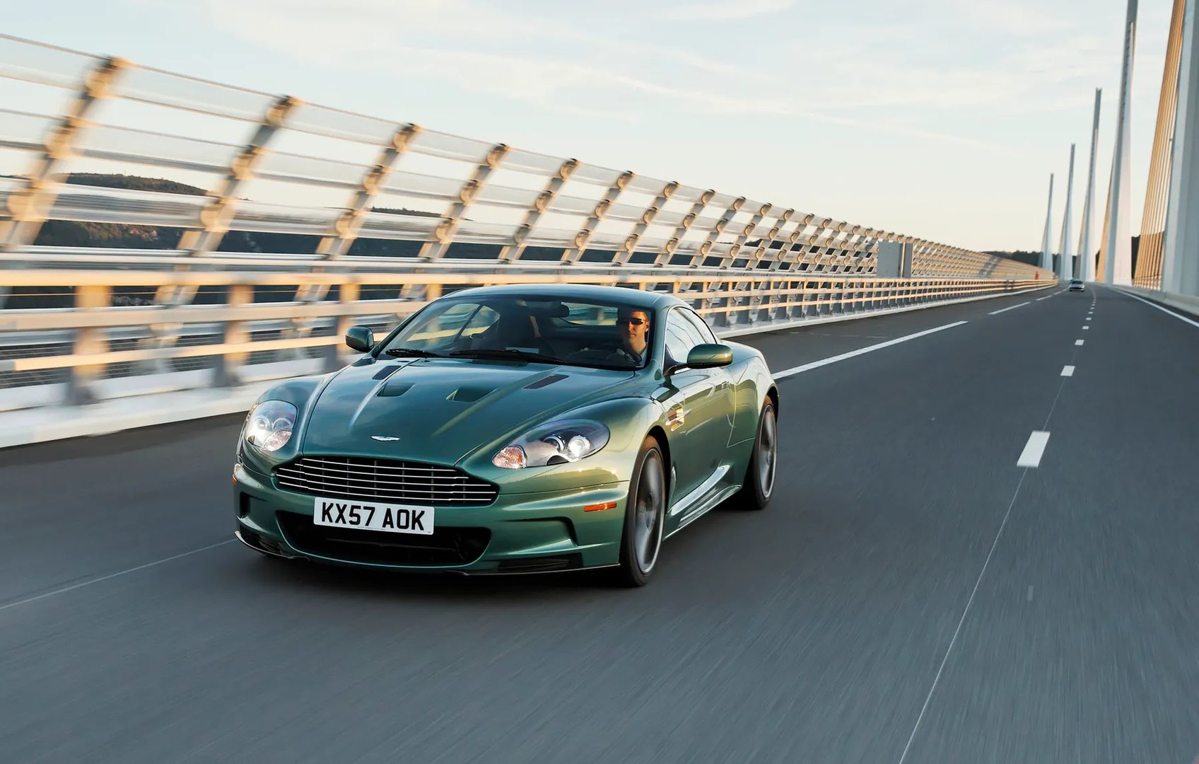 Aston Martin_DBS_2_generation__Coupe__2.jpg