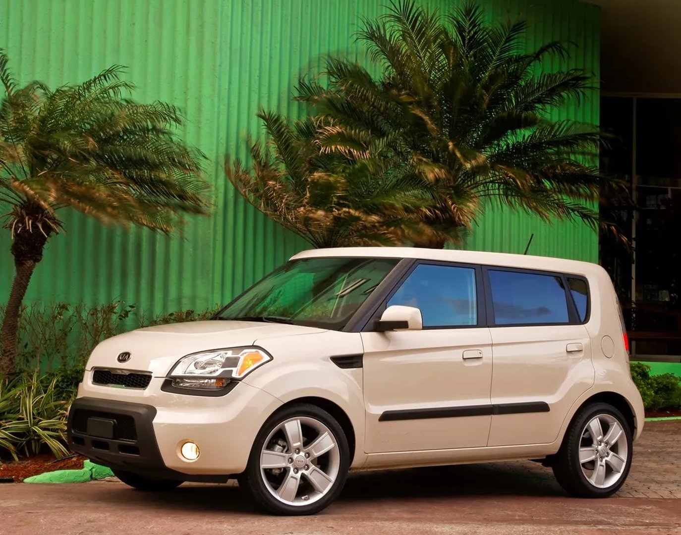 Kia_Soul_1_generation__Hatchback_5-door__6.jpg