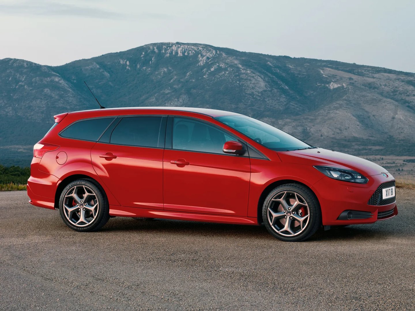 Ford_Focus_ST_3_generation__Estate_5-door__3.jpg