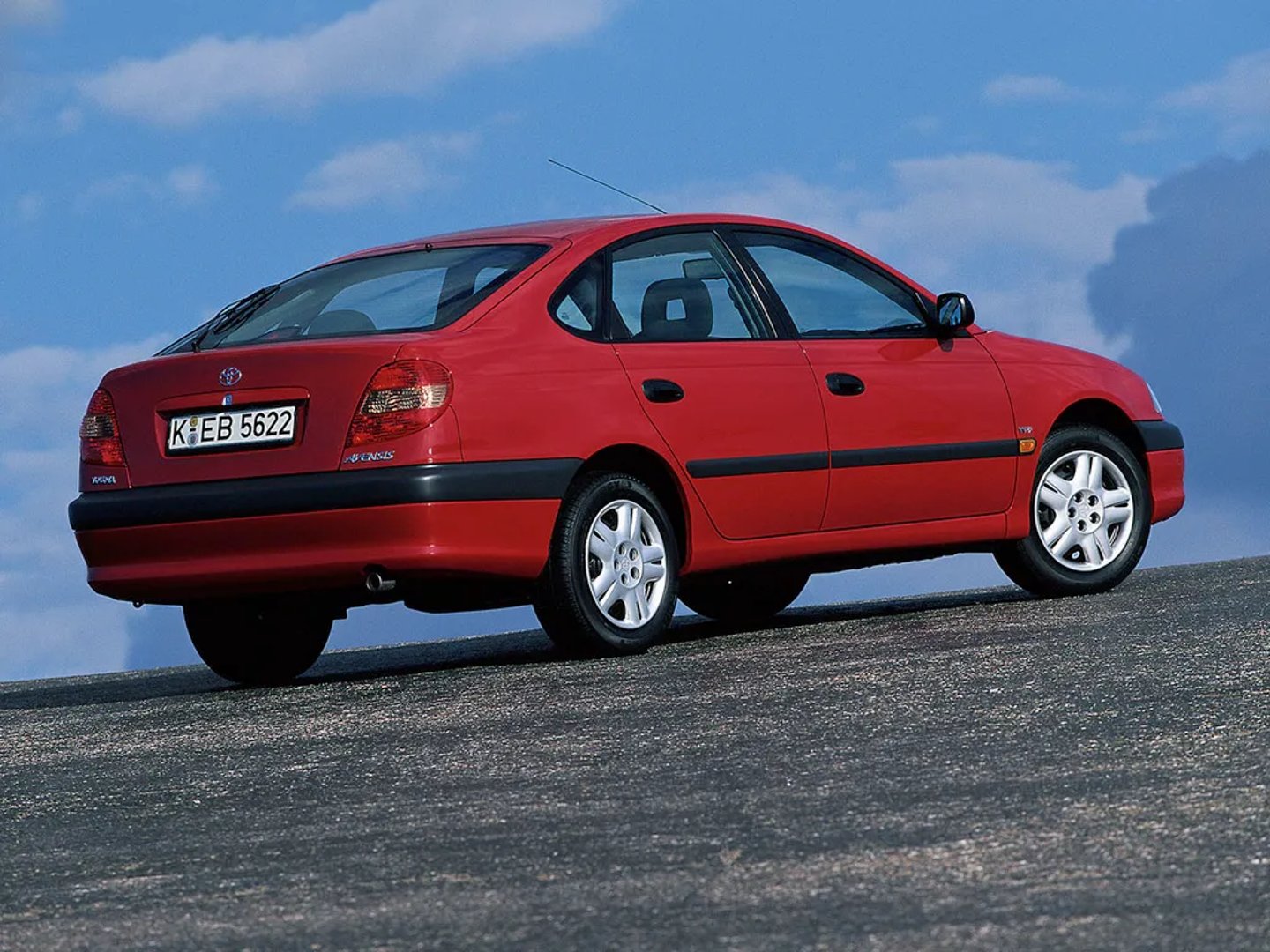 Toyota_Avensis_1_generation_restyling__Hatchback_5-door__3.jpg