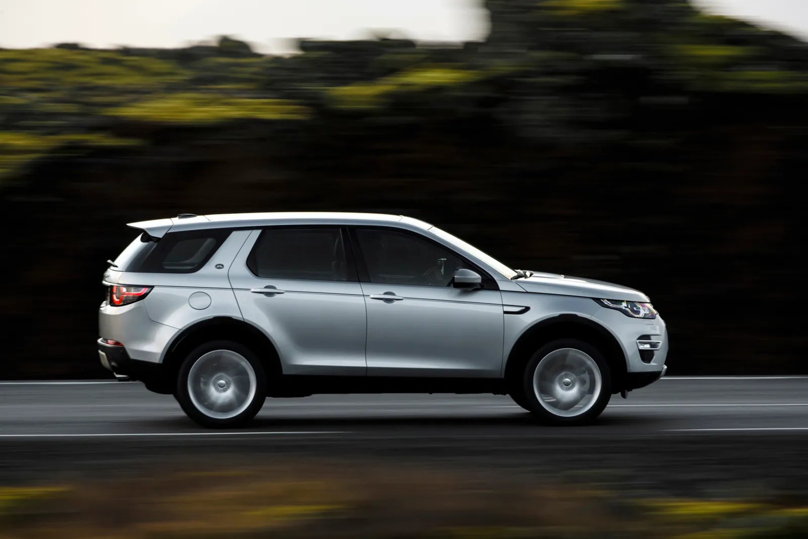 Land Rover_Discovery_Sport_1_generation__SUV_5-doors__7.jpg