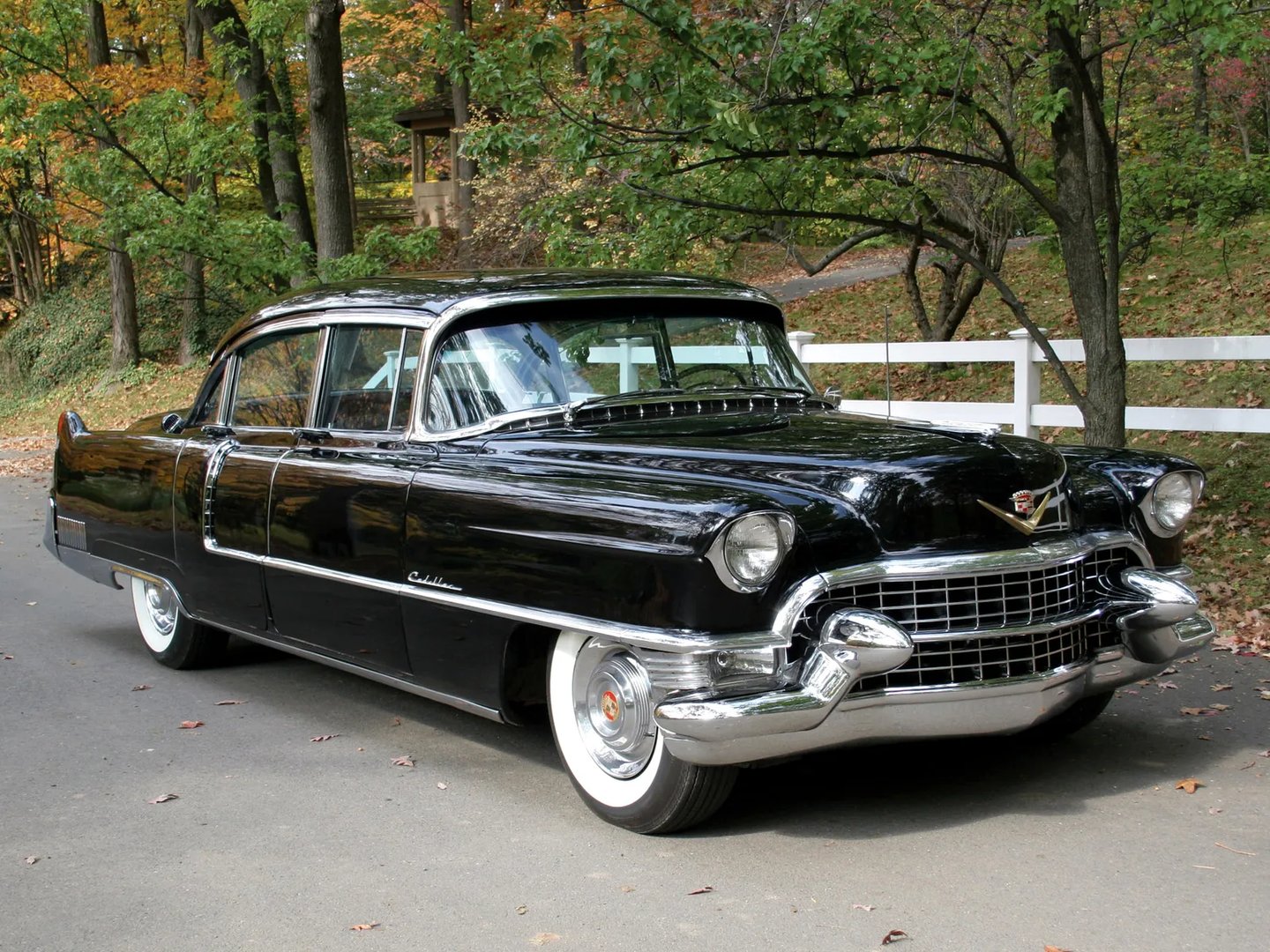 Cadillac_Sixty_Special_5_generation__Sedan__1.jpg
