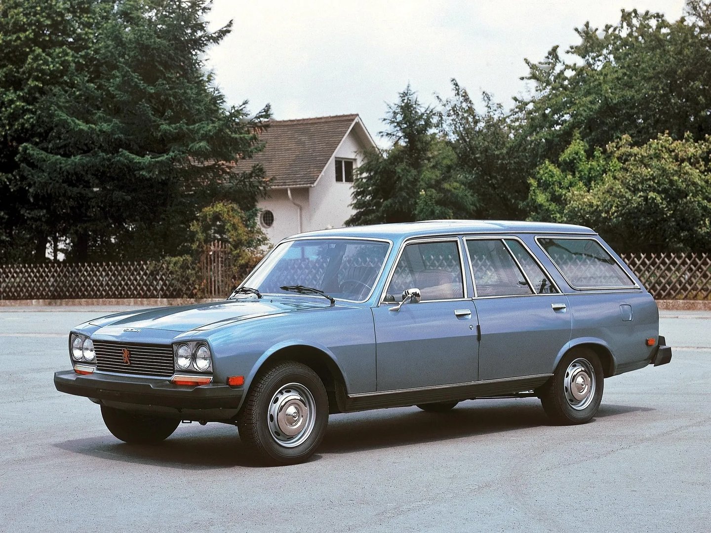 Peugeot_504_1_generation__Estate_5-door__4.jpg