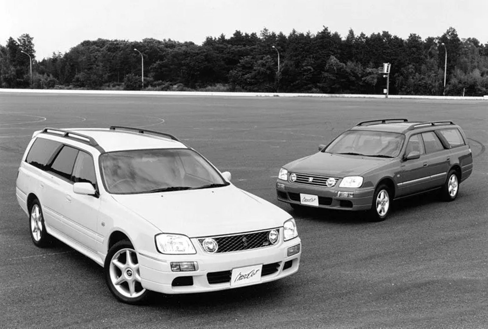 Nissan_Stagea_1_generation__Estate_5-door__4.jpg
