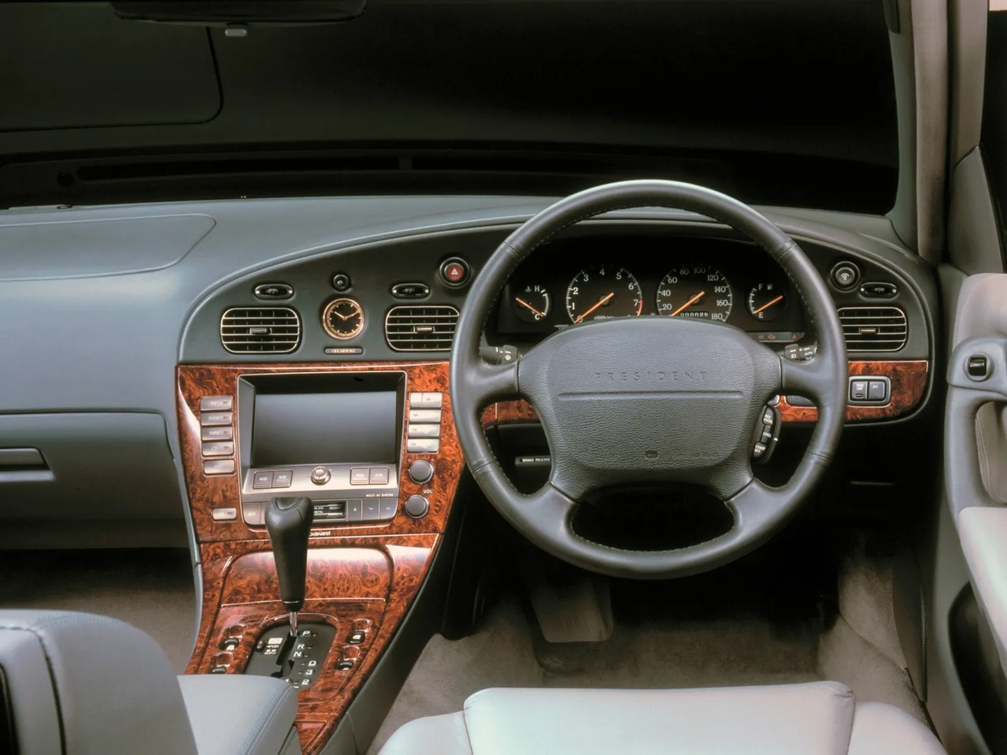 Nissan_President_2_generation__Sedan__7.jpg