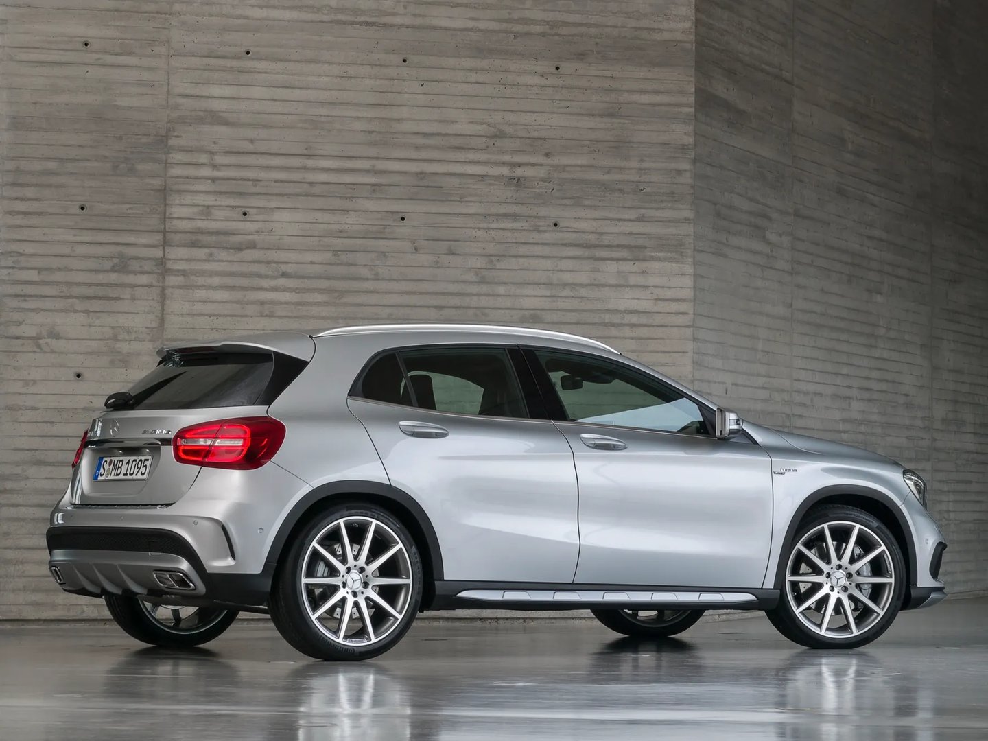Mercedes_GLA_AMG_1_generation__SUV_5-doors__2.jpg