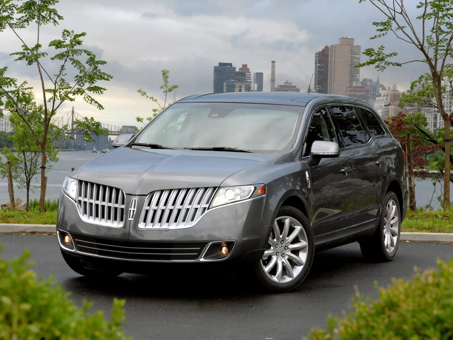 Lincoln_MKT_1_generation__SUV_5-doors__5.jpg