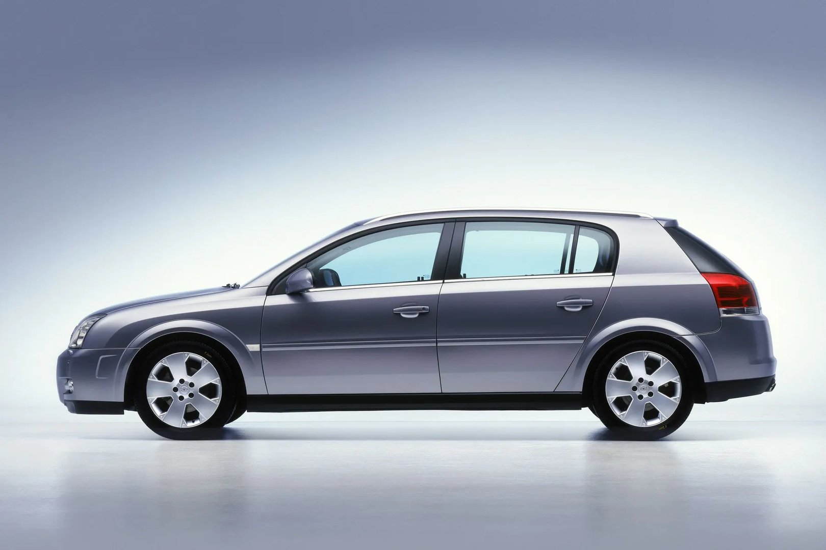Opel_Signum_1_generation__Hatchback_5-door__3.jpg
